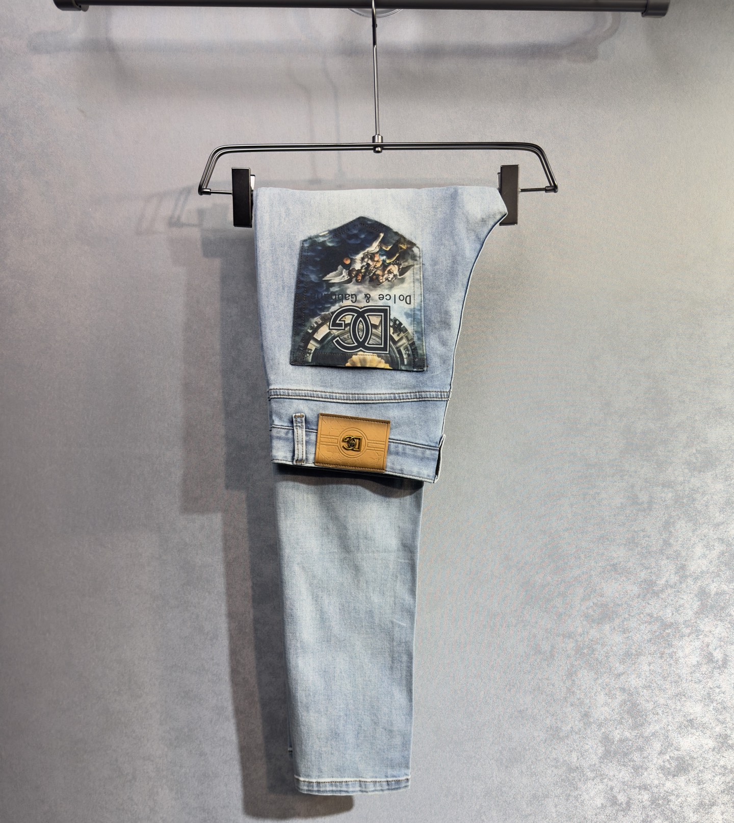 NO:871937,D&G Dolce & Gabbana's 26-year-old new jeans are stress-free when entering and leaving the store. Best-selling models in the counter. Taste and value are shared. Very comfortable to wear. Low-key yet luxurious. Very classy to wear. Needless to say the trousers style and cut. The upper body is exquisite and vivid. Real first-class top quality. Really palace-level casual pants, using Turkish cotton. The most famous denim is produced. The quality is outstanding. After heavy washing, the pants are very soft. A33  The straight-leg version is not picky and the upper body is absolutely stylish and extremely luxurious!  Size 29-38 no 37,,Dolce&Gabbana,Dolce&Gabbana,jeans,19860909D&G 杜嘉班纳 26年新品牛仔裤出入专卖店无压力 专柜热销款 品味与价值共享 身穿着非常舒适 低调不失奢华 穿出去非常有档次,裤型款式和裁剪亦无需多言 上身精致跃然.真正一等一顶级质料 真正殿堂级的休闲裤,选用土耳其的棉花 生产出最有名的单宁布 品质卓然 经过重水洗使得裤子很柔软 A33 直脚的版型 不挑人 上身绝对的有型 极度奢华！尺码29-38无37,,Dolce&Gabbana,Dolce&Gabbana,jeans,,Men's clothing