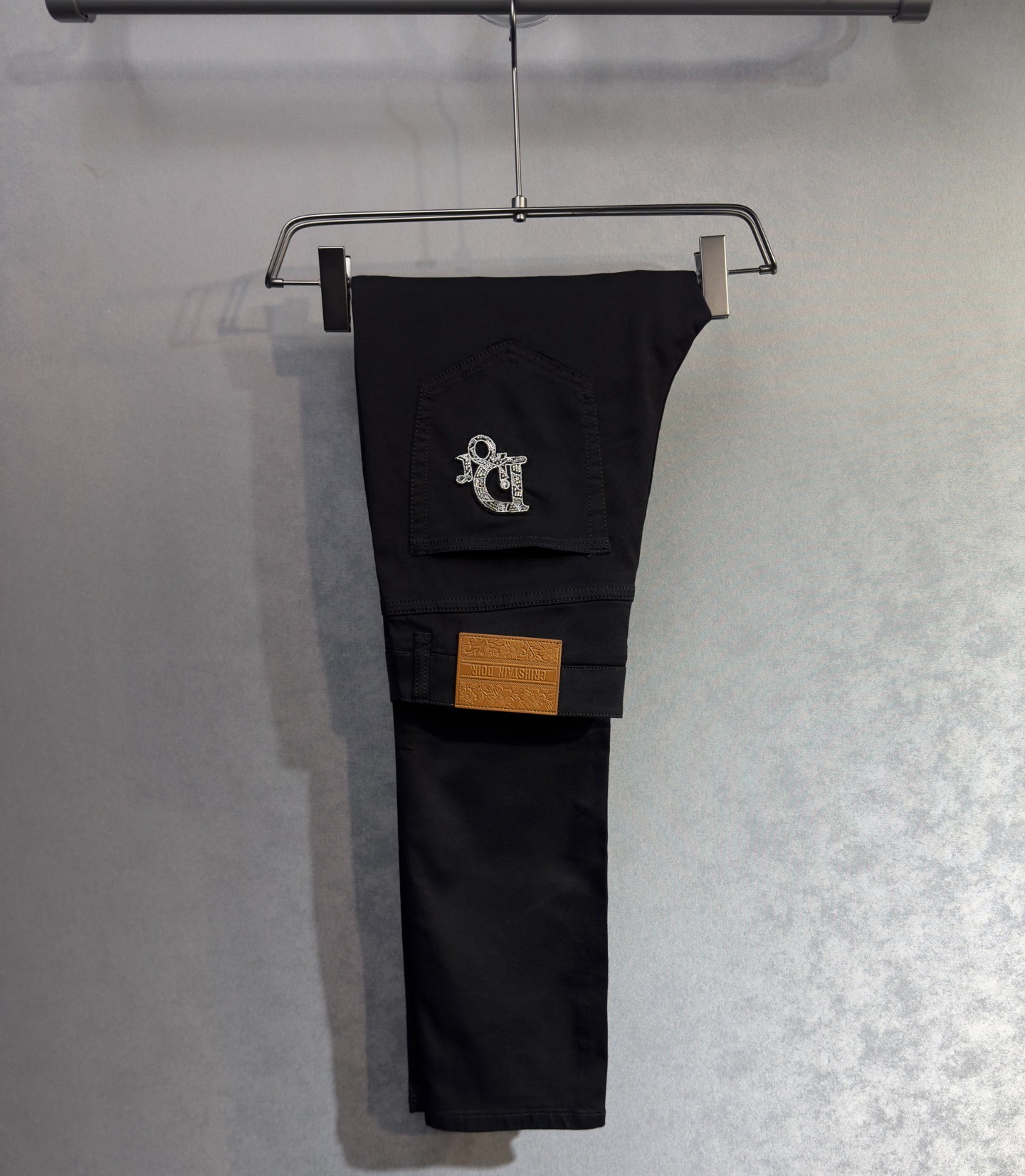 NO:913290,DIOR Dior's 26-year new jeans counter is a hot-selling model. It shares taste and value. It is very comfortable to wear. It is low-key yet luxurious. It is very classy when worn. The style and cut of the pants are needless to say. The upper body is exquisite and vivid. Really first-class and top-quality materials. Really palace-level casual pants, using Turkish cotton A33 to produce the most famous denim of outstanding quality. After heavy washing, the pants are very soft. The straight-leg version is not picky and the upper body is absolutely stylish.  Extremely luxurious!  Code number 29-38.No 37,,dior,dior,jeans,19860909DIOR 迪奥 26年新品牛仔裤专柜热销款 品味与价值共享 身穿着非常舒适 低调不失奢华 穿出去非常有档次,裤型款式和裁剪亦无需多言 上身精致跃然.真正一等一顶级质料 真正殿堂级的休闲裤,选用土耳其的棉花 A33生产出最有名的单宁布品质卓然 经过重水洗使得裤子很柔软 直脚的版型 不挑人 上身绝对的有型 极度奢华！码数29-38.无37,,dior,dior,jeans,,Men's clothing