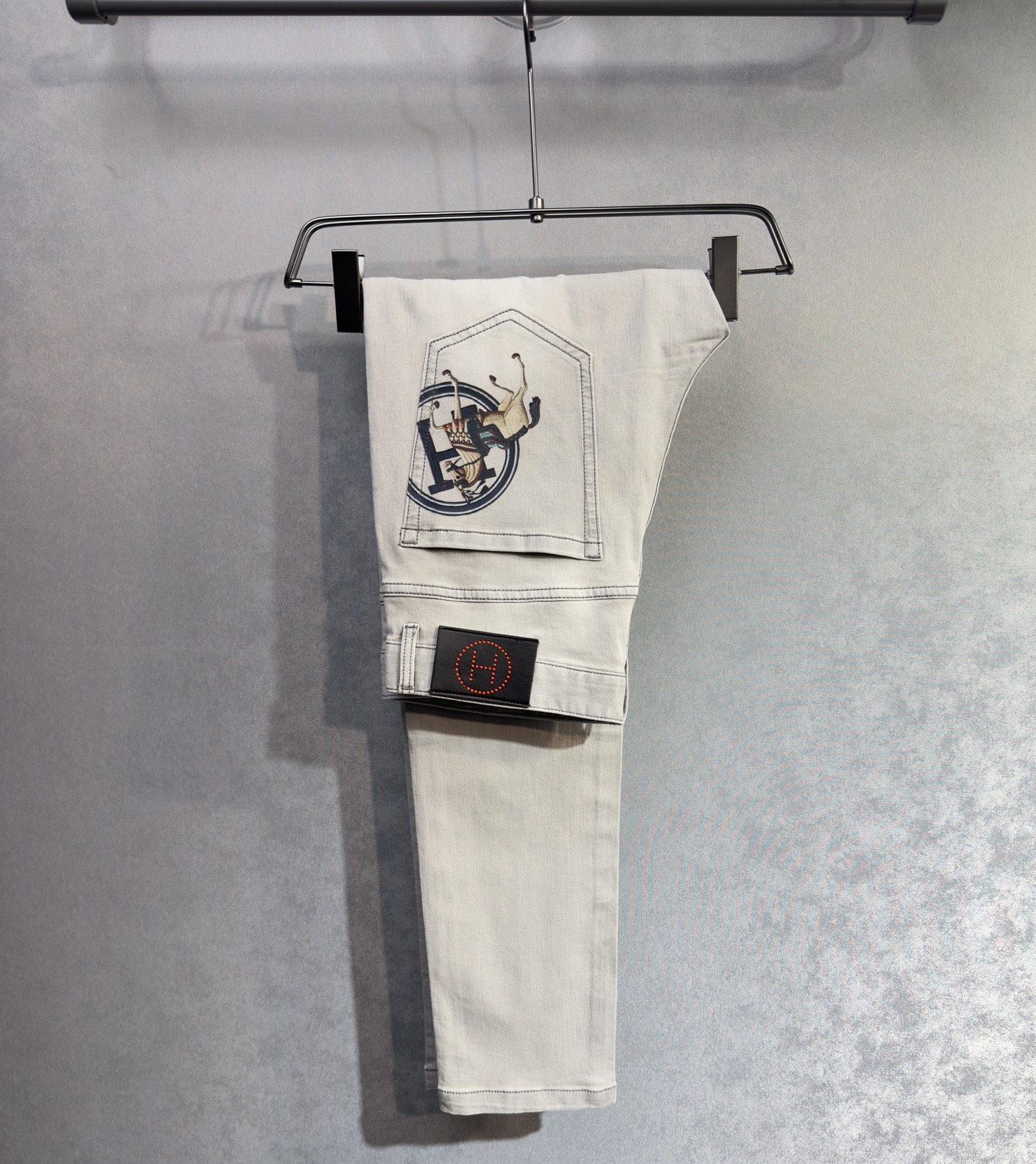 NO:863532,HERMES 26-year-old new jeans are stress-free to enter and leave the store. Best-selling models in the counter. Taste and value are shared. Very comfortable to wear. Low-key yet luxurious. Very classy to wear. Needless to say the trousers style and tailoring. The upper body is exquisite and vivid. Real first-class top quality. Really palace-level casual pants, using Turkish cotton to produce the most famous denim. Excellent quality. After heavy washing, the pants are very soft. A33  The straight-leg version is not picky and the upper body is absolutely stylish and extremely luxurious!  Sizes 29-38 no 37,,hermes,hermes,jeans,19860909HERMES 爱马仕 26年新品牛仔裤出入专卖店无压力 专柜热销款 品味与价值共享 身穿着非常舒适 低调不失奢华 穿出去非常有档次,裤型款式和裁剪亦无需多言 上身精致跃然.真正一等一顶级质料 真正殿堂级的休闲裤,选用土耳其的棉花 生产出最有名的单宁布 品质卓然 经过重水洗使得裤子很柔软 A33 直脚的版型 不挑人 上身绝对的有型 极度奢华！尺码29-38无37,,hermes,hermes,jeans,,Men's clothing