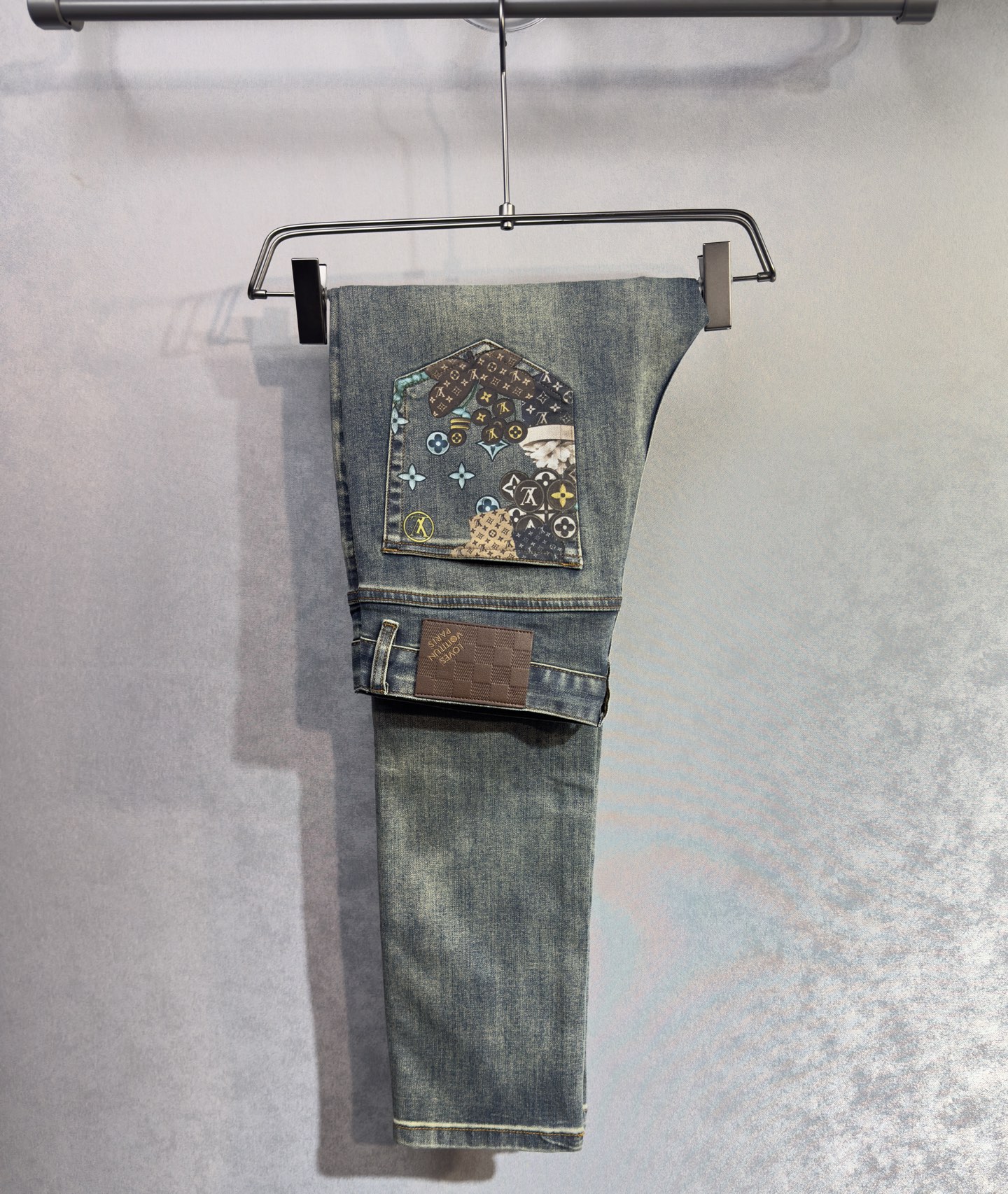 NO:913296,LV Louis Vuitton's 26-year new jeans counter is a hot-selling model. It shares taste and value. It is very comfortable to wear. It is low-key yet luxurious. It is very classy when worn. The style and cut of the pants are needless to say. The upper body is exquisite and vivid. Really first-class and top-quality materials. Really palace-level casual pants, using Turkish cotton A33 to produce the most famous denim. The quality is outstanding. After heavy washing, the pants are very soft. The straight-leg version is not picky and the upper body is absolutely stylish.  Extremely luxurious!  Code number 29-38.,,louis vuitton,louis vuitton,jeans,19860909LV 路易威登 26年新款牛仔裤专柜热销款 品味与价值共享 身穿着非常舒适 低调不失奢华 穿出去非常有档次,裤型款式和裁剪亦无需多言 上身精致跃然.真正一等一顶级质料 真正殿堂级的休闲裤,选用土耳其的棉花 A33生产出最有名的单宁布 品质卓然 经过重水洗使得裤子很柔软 直脚的版型 不挑人 上身绝对的有型 极度奢华！码数29-38.,,louis vuitton,louis vuitton,jeans,,Men's clothing