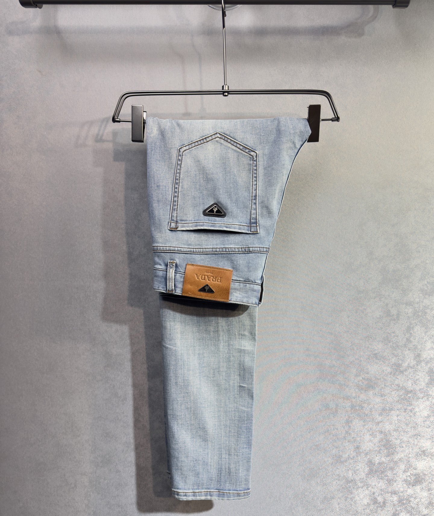 NO:863602,PRADA's 26-year-old new jeans are stress-free when entering and leaving the store. Best-selling models in the counter. Taste and value are shared. Very comfortable to wear. Low-key yet luxurious. Very classy to wear. Needless to say the trousers style and cut. The upper body is exquisite and lively. Real first-class top quality materials. Really top-level casual pants, using Turkish cotton to produce the most famous denim. Excellent quality. Heavy washing makes the pants very soft. A33 straight-leg version.  Not picky, the upper body is absolutely stylish and extremely luxurious!  Sizes 29-38 no 37,,prada,prada,jeans,19860909PRADA 普拉达 26年新品牛仔裤出入专卖店无压力 专柜热销款 品味与价值共享 身穿着非常舒适 低调不失奢华 穿出去非常有档次,裤型款式和裁剪亦无需多言 上身精致跃然.真正一等一顶级质料 真正殿堂级的休闲裤,选用土耳其的棉花 生产出最有名的单宁布 品质卓然 经过重水洗使得裤子很柔软 A33 直脚的版型 不挑人 上身绝对的有型 极度奢华！尺码29-38无37,,prada,prada,jeans,,Men's clothing