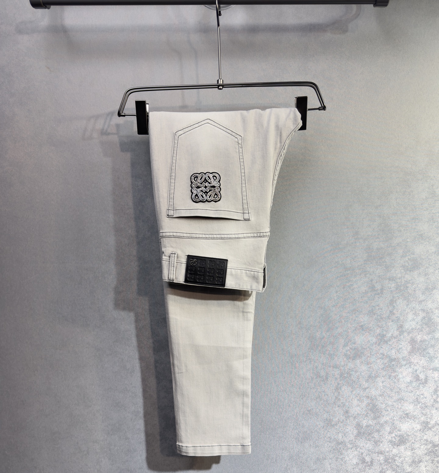 NO:863576,LOEWE's 26-year-old new jeans are stress-free when entering and exiting the store. Best-selling models in the counter. Taste and value are shared. Very comfortable to wear. Low-key yet luxurious. Very classy to wear. Needless to say the trousers style and cut. The upper body is exquisite and vivid. Real first-class top quality. Really palace-level casual pants, using Turkish cotton. The most famous denim is produced. The quality is outstanding. After heavy washing, the pants are very soft. A33  The straight-leg version is not picky and the upper body is absolutely stylish and extremely luxurious!  Size 29-38 no 37,,loewe,loewe,jeans,19860909LOEWE 罗意威 26年新品牛仔裤出入专卖店无压力 专柜热销款 品味与价值共享 身穿着非常舒适 低调不失奢华 穿出去非常有档次,裤型款式和裁剪亦无需多言 上身精致跃然.真正一等一顶级质料 真正殿堂级的休闲裤,选用土耳其的棉花 生产出最有名的单宁布 品质卓然 经过重水洗使得裤子很柔软 A33 直脚的版型 不挑人 上身绝对的有型 极度奢华！尺码29-38无37,,loewe,loewe,jeans,,Men's clothing
