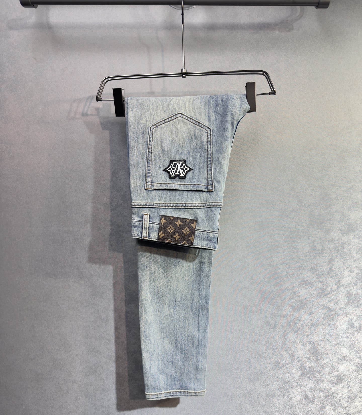 NO:906263,LV Louis Vuitton's 26-year new jeans counter is a hot-selling model. It shares taste and value. It is very comfortable to wear. It is low-key yet luxurious. It is very classy when worn. The style and cut of the pants are needless to say. The upper body is exquisite and vivid. Really first-class and top-quality materials. Really palace-level casual pants, using Turkish cotton A33 to produce the most famous denim of outstanding quality. After heavy washing, the pants are very soft. The straight-leg version is not picky and the upper body is absolutely stylish.  Extremely luxurious!  Code number 29-38.No 37,,louis vuitton,louis vuitton,jeans,19860909LV 路易威登 26年新品牛仔裤专柜热销款 品味与价值共享 身穿着非常舒适 低调不失奢华 穿出去非常有档次,裤型款式和裁剪亦无需多言 上身精致跃然.真正一等一顶级质料 真正殿堂级的休闲裤,选用土耳其的棉花 A33生产出最有名的单宁布品质卓然 经过重水洗使得裤子很柔软 直脚的版型 不挑人 上身绝对的有型 极度奢华！码数29-38.无37,,louis vuitton,louis vuitton,jeans,,Men's clothing