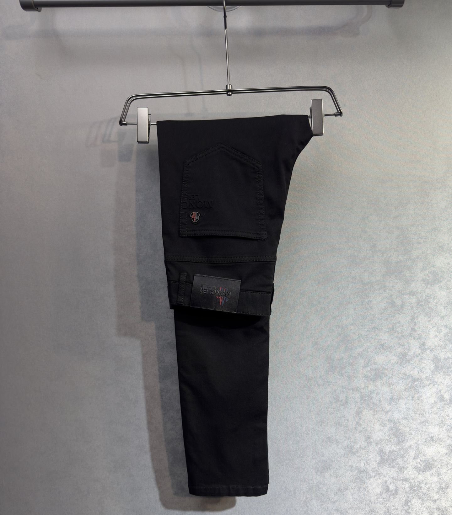 NO:871958,MONCLER is a 26-year-old new jeans counter best-selling model. It shares taste and value. It is very comfortable to wear. It is low-key yet luxurious. It is very classy when worn. The style and cut of the pants need no introduction. The upper body is exquisite and vivid. Really first-class and top-quality materials. Really palace-level casual pants, using Turkish cotton A33 to produce the most famous denim. The quality is outstanding. After heavy washing, the pants are very soft. The straight-leg version is not picky.  The upper body is absolutely stylish and extremely luxurious!  Size 29-38.,,Moncler,jeans,19860909MONCLER 蒙口 26年新款牛仔裤专柜热销款 品味与价值共享 身穿着非常舒适 低调不失奢华 穿出去非常有档次,裤型款式和裁剪亦无需多言 上身精致跃然.真正一等一顶级质料 真正殿堂级的休闲裤,选用土耳其的棉花 A33生产出最有名的单宁布 品质卓然 经过重水洗使得裤子很柔软 直脚的版型 不挑人 上身绝对的有型 极度奢华！码数29-38.,,Moncler,jeans,,Men's clothing
