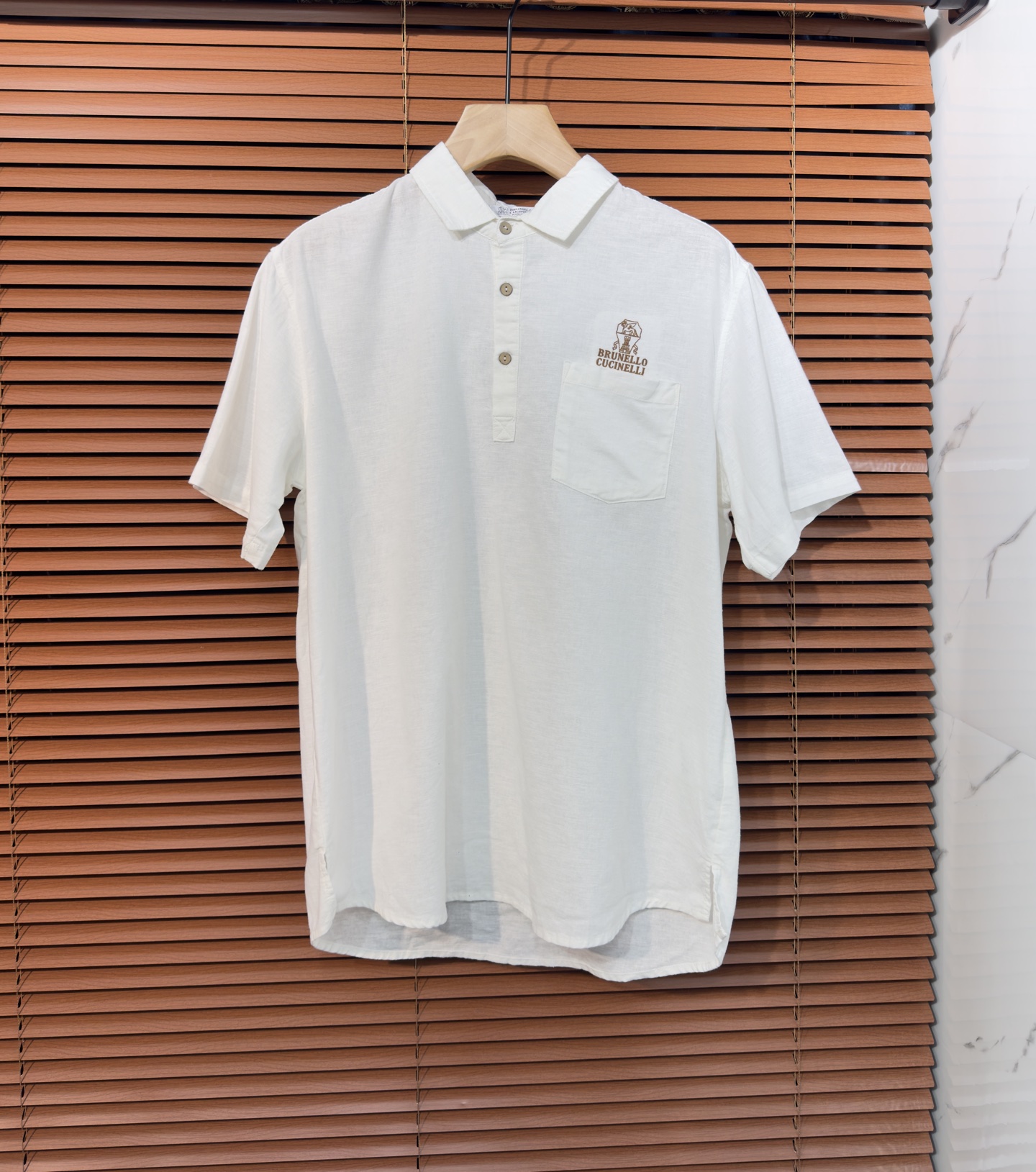 NO:958227,The same style of linen shirt at BC 2026 counter has a super good texture and a soft and delicate feel. The fabric is 53 cotton + 45 nylon + 2 linen, with its own knotted texture. A55 makes the overall fabric more retro-like, balancing the wrinkle-prone characteristics of linen to a certain extent. The fabric is cool and breathable, soft but stiff, a must-have item!  Color 3 colors. Size M-4XL.,,shirts,19860909BC 2026专柜同款亚麻衬衫,质感超级好,手感柔软细腻.面料53棉+45锦纶+2亚麻亚麻自带的麻结肌理,A55让整体布面更有复古感,一定程度上平衡了麻料易皱的特性,布面凉感且透气,柔软但有挺括度,必备单品！颜色3色.码数M-4XL.,,shirts,,Men's clothing