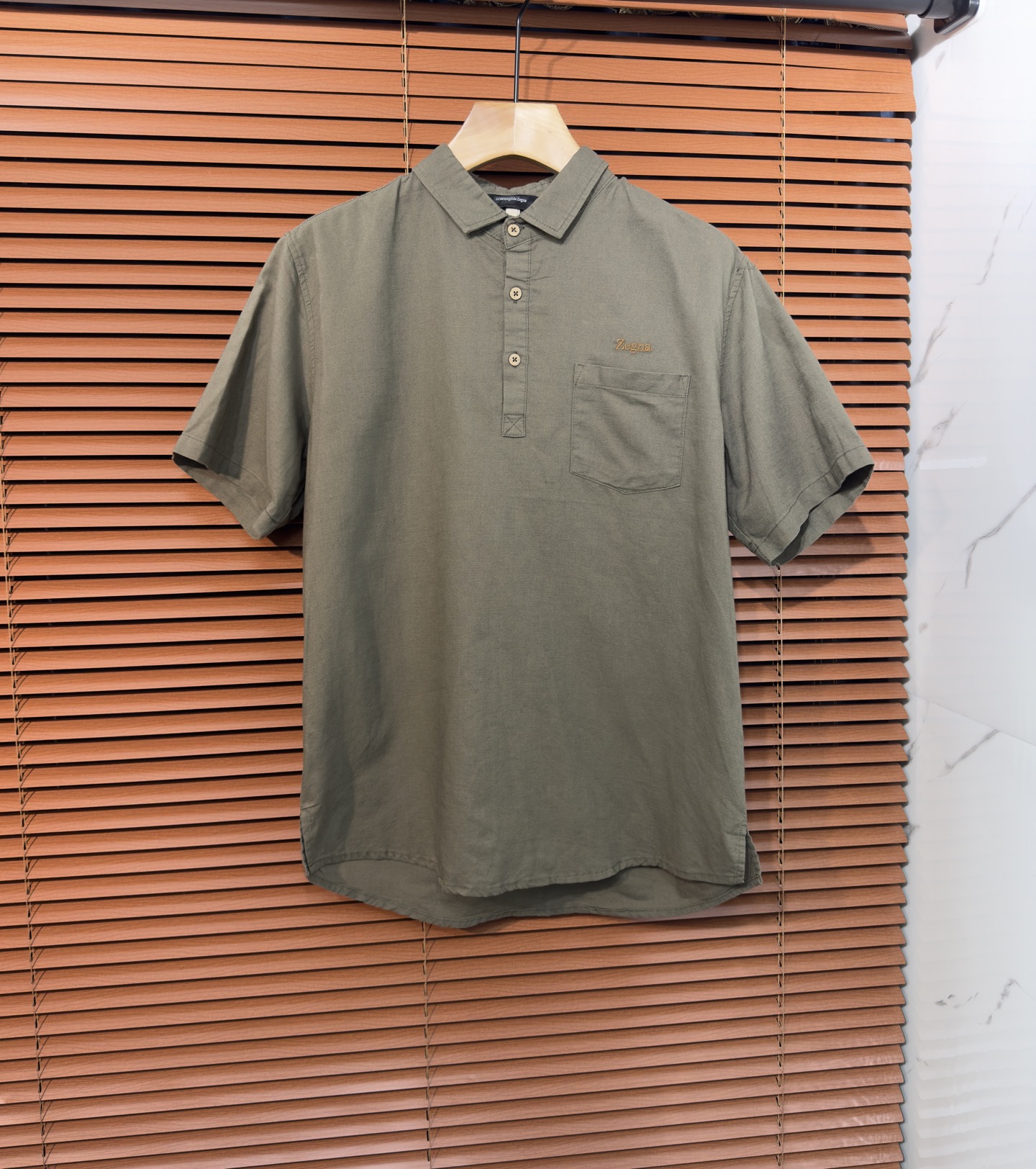 NO:958221,The same linen shirt from ZEGNA 2026 counter has a super good texture and a soft and delicate feel. The fabric is 53 cotton + 45 nylon + 2 linen, with its own knotted texture. A55 makes the overall fabric more retro-like, balancing the wrinkle-prone characteristics of linen to a certain extent. The fabric is cool and breathable, soft but stiff, a must-have item!  Color 3 colors. Size M-4XL.,,zegna,shirts,19860909ZEGNA 杰尼亚 2026专柜同款亚麻衬衫,质感超级好,手感柔软细腻.面料53棉+45锦纶+2亚麻亚麻自带的麻结肌理,A55让整体布面更有复古感,一定程度上平衡了麻料易皱的特性,布面凉感且透气,柔软但有挺括度,必备单品！颜色3色.码数M-4XL.,,zegna,shirts,,Men's clothing
