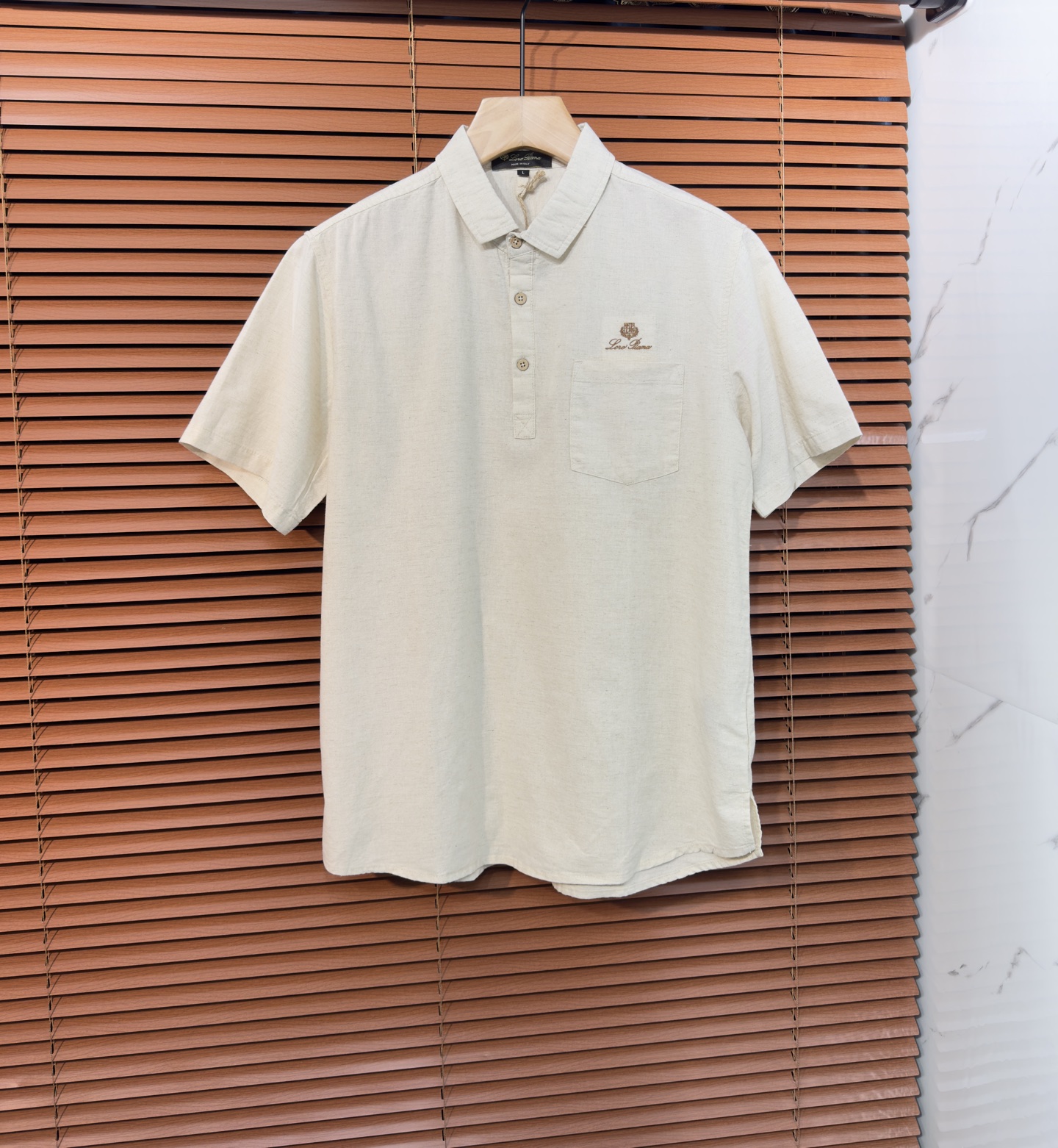 NO:958213,The same linen shirt from LP Nuoyoupanya 2026 counter has a super good texture and a soft and delicate feel. The fabric is 53 cotton + 45 nylon + 2 linen and has a knotted texture. A55 makes the overall fabric more retro-like, balancing the wrinkle-prone characteristics of linen to a certain extent. The fabric is cool and breathable, soft but stiff, a must-have item!  Color 3 colors. Size M-4XL.,,loro piana,shirts,19860909LP 诺悠翩雅 2026专柜同款亚麻衬衫,质感超级好,手感柔软细腻.面料53棉+45锦纶+2亚麻亚麻自带的麻结肌理,A55让整体布面更有复古感,一定程度上平衡了麻料易皱的特性,布面凉感且透气,柔软但有挺括度,必备单品！颜色3色.码数M-4XL.,,loro piana,shirts,,Men's clothing