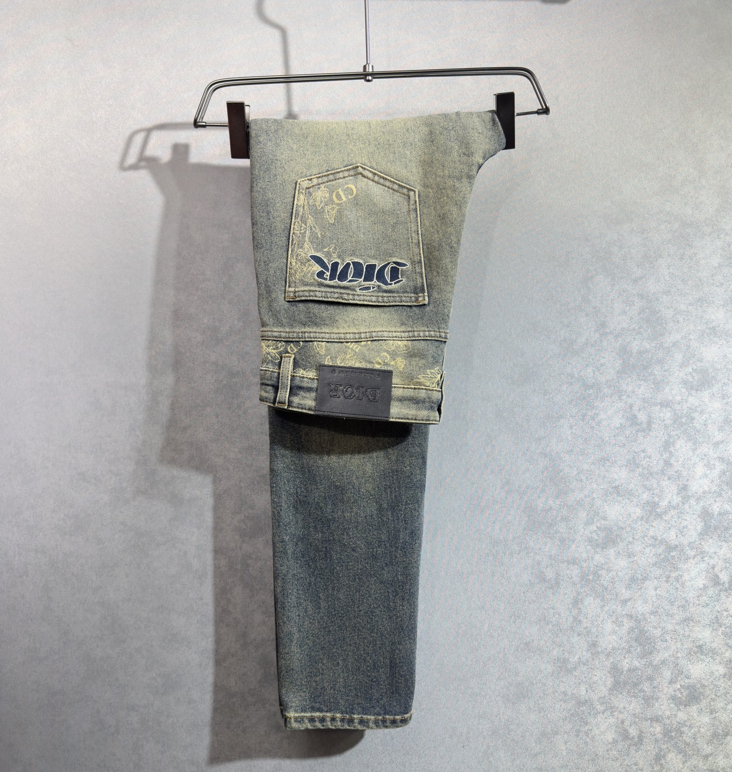 NO:952472,DIOR Dior's 26-year new jeans, the trend front, the best-selling model in the counter, taste and value sharing, very comfortable to wear, low-key yet luxurious, very classy to wear, and the trousers style and tailoring are needless to say. The upper body is exquisite and vivid. Really first-class and top-quality materials. Truly palace-level casual pants, using Turkish cotton, produce the most famous denim A99 quality. After heavy washing, the pants are very soft. The straight-leg version is not picky.  The upper body is absolutely stylish and extremely luxurious!  Code number 29-40.No 37,,dior,dior,jeans,19860909DIOR 迪奥 26年新款牛仔裤 潮流前线 专柜热销款 品味与价值共享 身穿着非常舒适 低调不失奢华 穿出去非常有档次,裤型款式和裁剪亦无需多言 上身精致跃然.真正一等一顶级质料 真正殿堂级的休闲裤,选用土耳其的棉花 生产出最有名的单宁布 A99品质卓然 经过重水洗使得裤子很柔软 直脚的版型 不挑人 上身绝对的有型 极度奢华！码数29-40.无37,,dior,dior,jeans,,Men's clothing