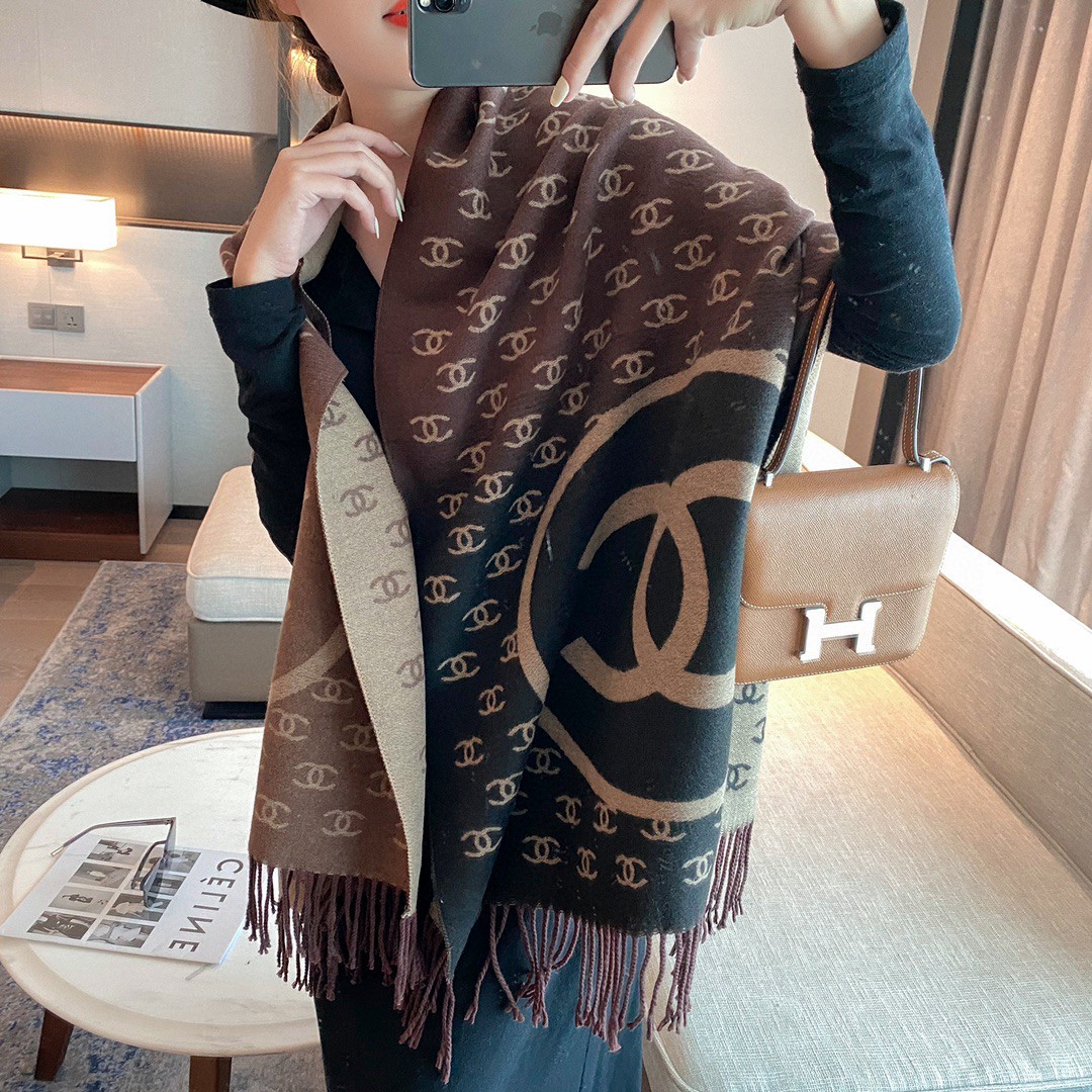 NO:163080,A new Chanel autumn and winter scarf, core yarn texture, soft and warm, double-sided and two-color, exquisite workmanship, both scarf and shawls, size 180:65, ordinary scarf, chanel, shawls19860909批香奈儿秋冬新款围巾,包芯纱质地,柔和保暖,双面双色,做工精美,既是围巾又可以做披肩,尺寸180:65,普通围巾,chanel,shawls,scarf