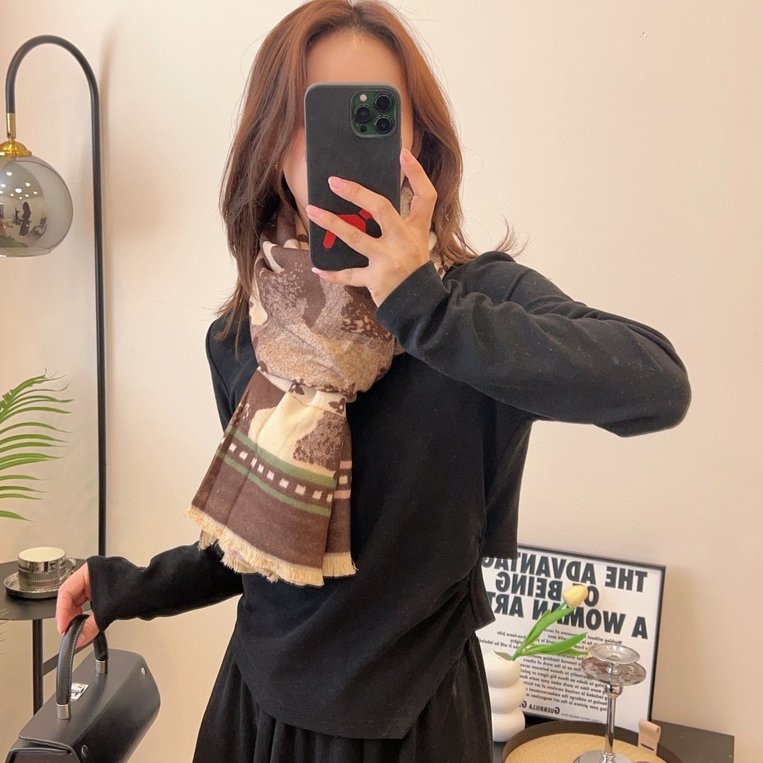 NO:163661,The new model is never out of date. When I buy it, I say that the goddess and daily life are very easy to match. I also look very energetic and needless to say, and the details can be seen clearly. The high-standard quality size 65*180cm ordinary scarf, ordinary scarf19860909新款永不过时,买到都说好女神及日常都非常好搭配的款平时穿搭也非常好搭配,整个人看起来都会神采奕奕好多不用多说,细节品质都看得清楚,绝对获赞的高规格品质尺寸65*180cm普通围巾,普通围巾,scarf