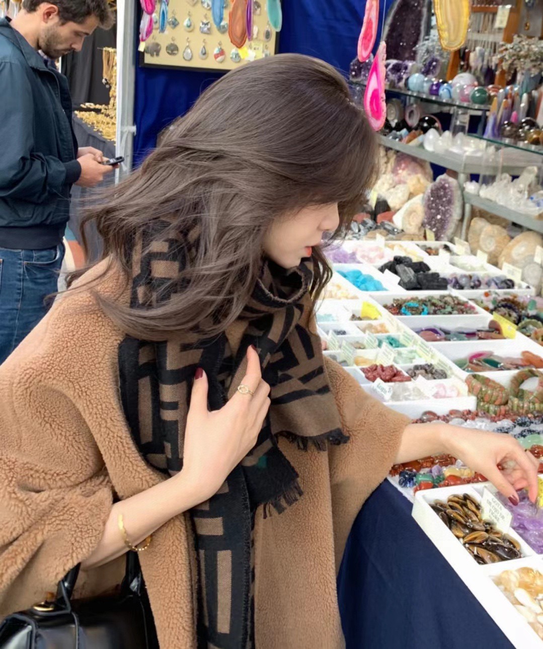 NO:163349,Batch, thickened, wide version I really want to recommend this scarf to you crazy!  !  It is versatile and comfortable, and can improve your temperament in minutes. It is your weapon for styling before it is very cold, and it can bring you warmth when it is cold!  180×65 thick one quick start ordinary scarf, ordinary scarf19860909批 加厚 宽版款 我真的要疯狂给你们安利这款围巾！！百搭舒适,又能分分钟提升气质,还没很冷时它是你的凹造型利器,天大冷时又能带给你温暖！180×65厚厚一条快下手普通围巾,普通围巾,scarf