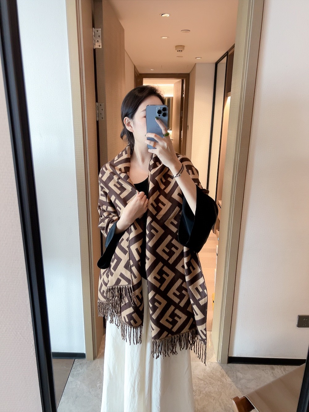 NO:163399,The hot product is here. This year's Fendi model is really popular. It is one of the essential styles for people. It is exquisitely made of cashmere material, and the feel is also very good. It is soft and skin-friendly. The big F letter jacquard makes the upper body look super good. It is really beautiful. Different colors can be used to control it at all ages!  Size about 18065, gram weight: 350g ordinary scarf, ordinary scarf, fendi19860909爆款来啦, 今年芬迪款真的火爆,人手必备的款式之一,做工精致,选用仿羊绒材质,手感处理的也相当好,软糯亲肤哦.大F字母提花,长使得上身效果超级棒.真的是美腻了,不同颜色的配色,各个年龄阶段都能驾驭得了哦！尺寸18065左右,克重:350g普通围巾,普通围巾,fendi,scarf