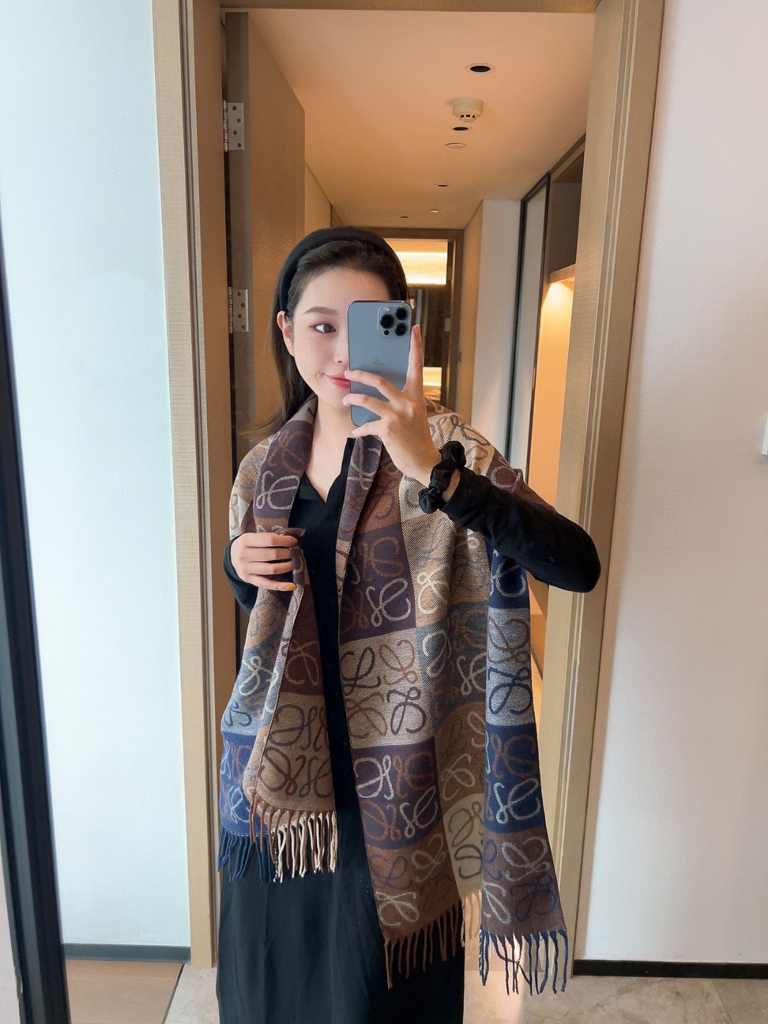 NO:163587,Key recommendations for Luo Yiwei!  !  !  High-end, comfortable and fashionable temperament, just accept what I believe!  Chanel's soft scarf that touches the heart, the color and temperament that cannot be imitated!  !  !  There will also be a very beautiful special ripple texture under the light and shadow of the scarf!  Generally, factories cannot make such a model. It is the best among cashmeres. It is the product pursued by successful people. I will give you full marks on the color!  !  !  A bit unique fairy-like, feminine temperament, elegant color ordinary scarf, ordinary scarf, chanel, loewe19860909批罗意威重点推荐！！！高级舒适时髦气质,相信我的就收吧！香奈儿这款触动内心的柔美围巾,无法模仿的颜色和气质！！！围巾光影下还会有非常漂亮的特殊波纹肌理！一般工厂做不出这样的款,属于羊绒中的佼佼者,成功人士追求的品,颜色我给满分！！！有点独有的仙气,女性气质,颜色淡雅普通围巾,普通围巾,chanel,loewe,scarf