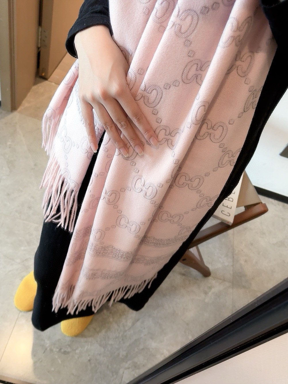 NO:163630,New embossing technology is never out of date. I bought the model that is good for goddess and everyday, and it is very easy to match. I look so energetic and needless to say, and the details can be seen clearly. The high-standard quality size 65*180cm ordinary scarf, ordinary scarf19860909批新款压花工艺 永不过时,买到都说好女神及日常都非常好搭配的款平时穿搭也非常好搭配,整个人看起来都会神采奕奕好多不用多说,细节品质都看得清楚,绝对获赞的高规格品质尺寸65*180cm普通围巾,普通围巾,scarf
