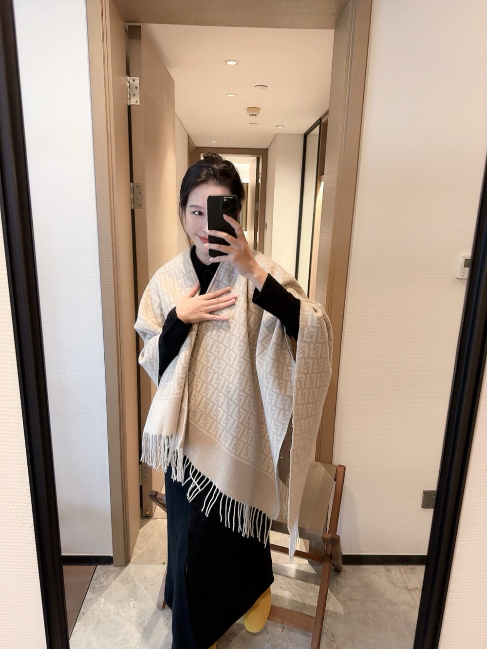 NO:586714,Product name: Roman combination cloak; size 140*140; color white wool and cashmere blended cloak, decorated with full-length ivory white and beige jacquard FF pattern. The contrasting color bottom is embellished with the F family Roma logo and is decorated with tassels. Ordinary scarf, ordinary scarf, fendi19860909品名:罗马组合斗篷；尺寸140*140；颜色白色 羊毛和羊绒混纺斗篷,饰有全幅象牙白和米色提花FF图案.对比色底面缀有F家Roma标志,采用流苏装饰普通围巾,普通围巾,fendi,scarf