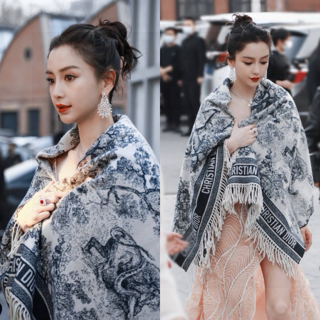 NO:163826,Approved the latest hit shawl [D Zoo Big Shawl], believe me, I am really a warm big sheep!  The quality is invincible, you should be able to feel the quality is extraordinary when you look at the pictures. The printed pattern on it is very clear, it can be wrapped, it can be tied, it can be tied, it can be soft and glutinous, it is very thick and warm enough. Every woman will fall in love with Ta Bar D and the classic jungle series pattern is very distinctive. The real thing is really a warm big sheep and gives people a sense of security. The key is that the appearance is so high and it is particularly rare. It looks good no matter how you surround it. It will definitely feel that it is worth an ordinary scarf, ordinary scarf, shawls19860909批上新最新爆款披肩【D动物园大披肩】,相信我,真心是温暖大绵羊！品质无敌赞,,你们看图片应该能强烈的感受到品质非同一般,上面的印花图案非常清晰可围可披可系软糯保暖~很厚实一条足够温暖,每个女人都会爱上Ta吧D加经典丛林系列图案很有特色,实物真的是温暖的大绵羊一样给人安全感,关键颜值还这么高特别特别罕见的一款140*140cm ,57山羊绒 43羊毛.随便怎么围都好看,收到绝对觉得值普通围巾,普通围巾,shawls,scarf