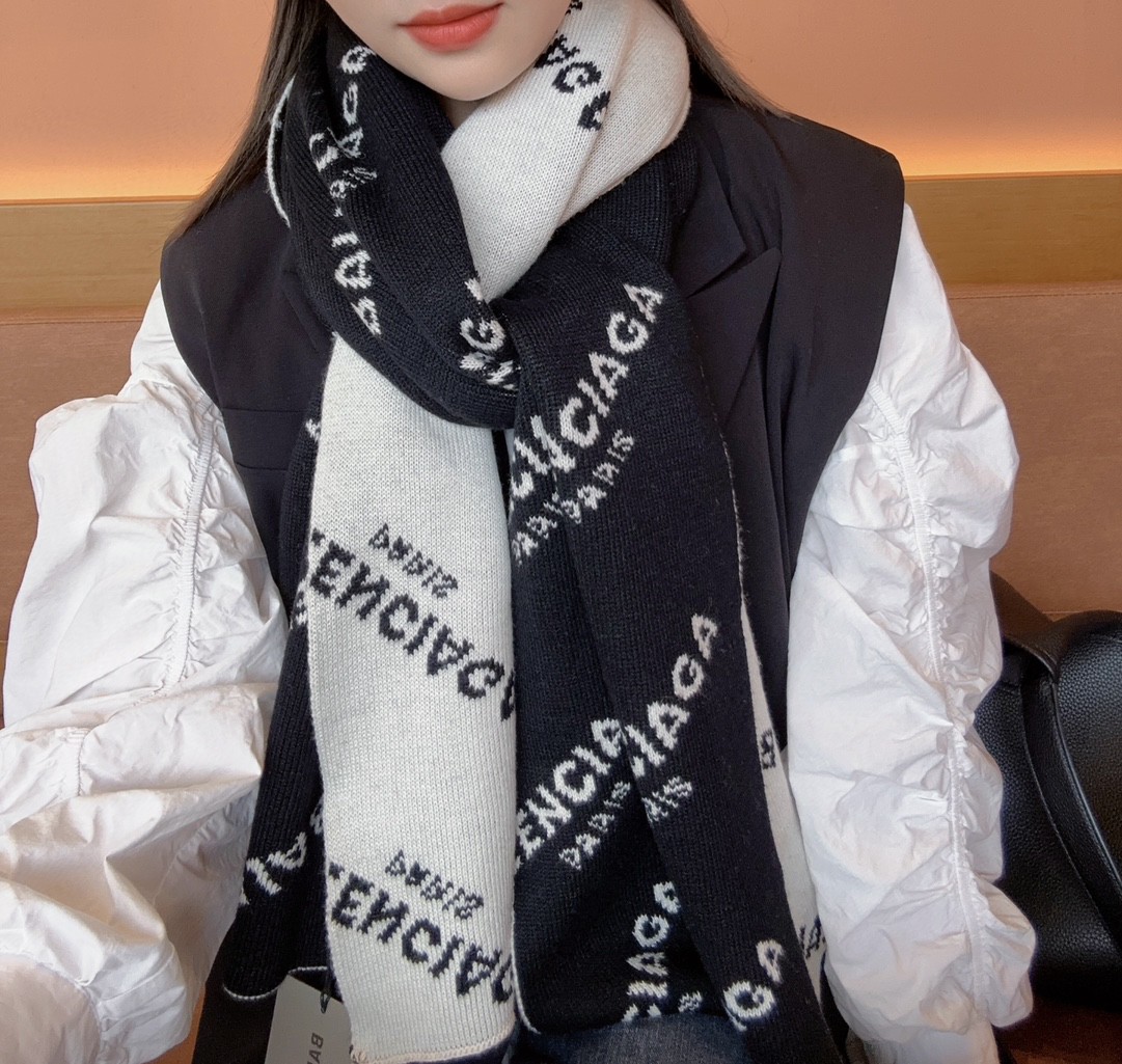 “Paris House: Stylish Black and White Wool Scarf for Autumn/Winter” - 图片 1