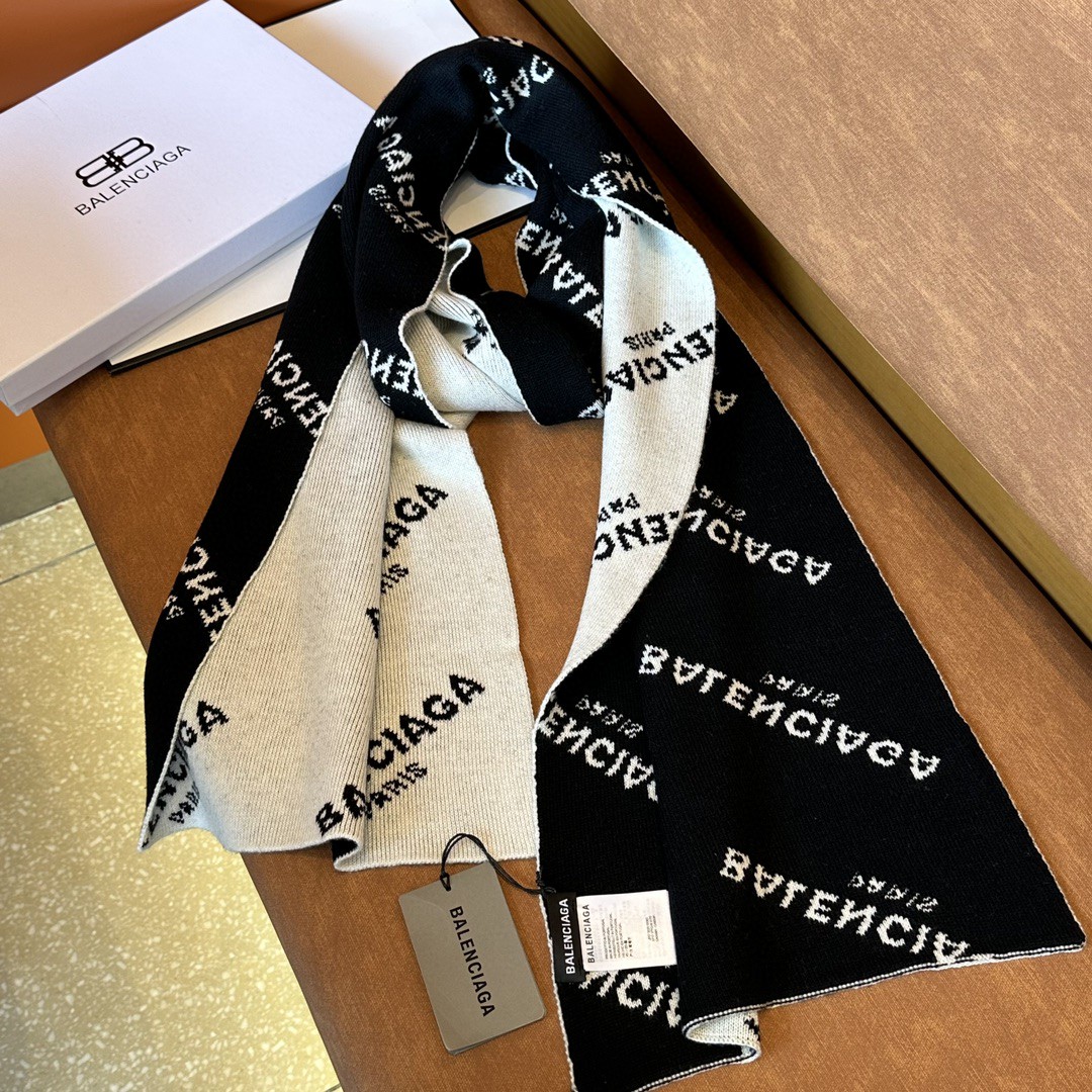 “Paris House: Stylish Black and White Wool Scarf for Autumn/Winter” - 图片 6