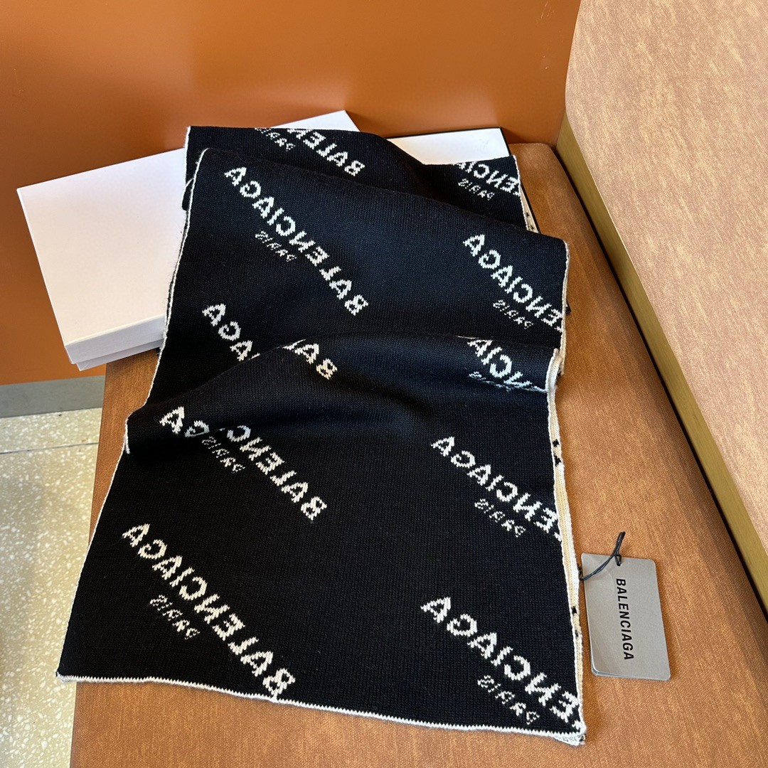 “Paris House: Stylish Black and White Wool Scarf for Autumn/Winter” - 图片 4