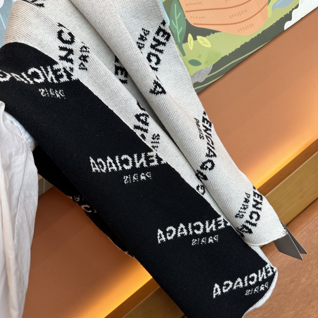 “Paris House: Stylish Black and White Wool Scarf for Autumn/Winter” - 图片 7