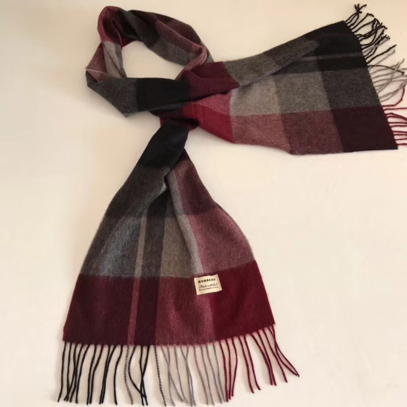 NO:510920,The heavy cashmere 2.7 classic large lattice and top quality, which has just been brought back from customs, is a very important thing. The real material is very heavy, and this one consumes only four boxes of raw materials!  Four boxes!  Burberry exports 71 boxes of goods that were exported to the UK counters by Hong Kong companies!  Only 4 boxes of goods were stranded in the country!  The reason is unknown. In short, it is a surprise. Don’t think that there are fewer and fewer of these specifications and cherish them. The upper body effect is very powerful!  Pure hand-combed treatment. It is definitely a big deal!  High-density and fine work of big brands is really exquisite, craftsmanship and ordinary scarf, burberry19860909批B纯正出口单羊绒羊毛极品刚从海关拉回来的重磅羊绒2米7经典大格子大极品正儿八经的好东西,真材实料非常重磅,这样的一条非常耗原料只有四箱！四箱！burberry出口71箱经香港公司给全英国专柜出口报关的货！只有4箱货被滞留在国内！原因不明.总之是惊喜.不要嫌少,这种规格越来越少且珍惜.上身效果气场非常强大！纯手工精梳处理.绝对是重磅！高密度精工细作大牌的东西真的非常考究,匠心之作普通围巾,普通围巾,burberry,scarf