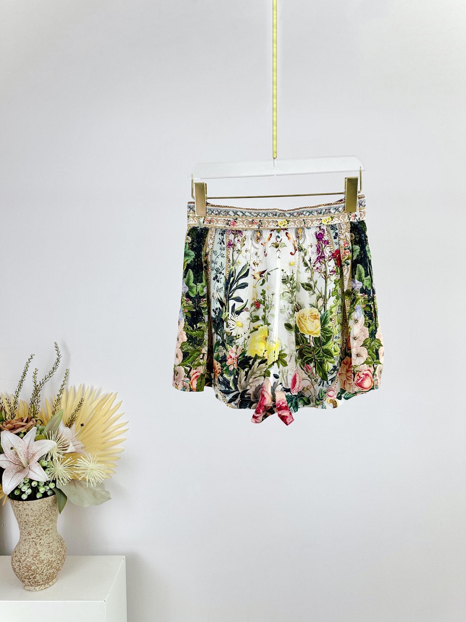 “Camilla: Silk Suit with Unique Design and Crystal Details for Spring and Summer” - 图片 2