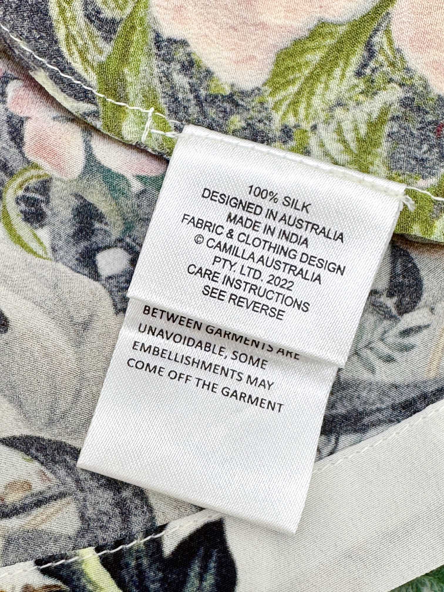 “Camilla: Silk Suit with Unique Design and Crystal Details for Spring and Summer” - 图片 3