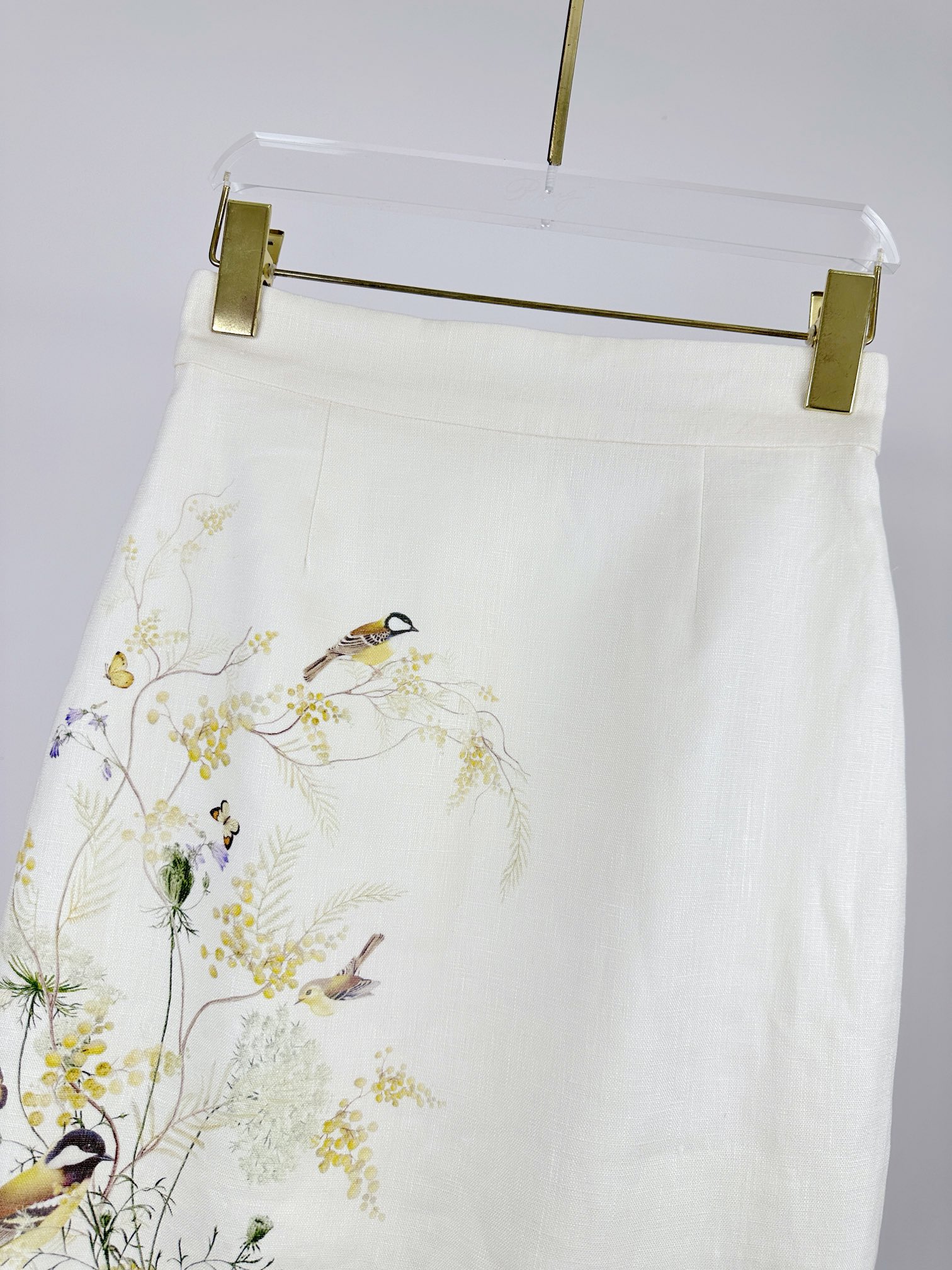 ♥???????????????? ????????????????????????：The Harmony Pencil Midi Skirt in Citrus Butterflies from our Spring 2024 Collection, Natura. A linen midi skirt featuring a placement print and a high waist.\n• Linen midi skirt\n• Invisible zip at centre ba