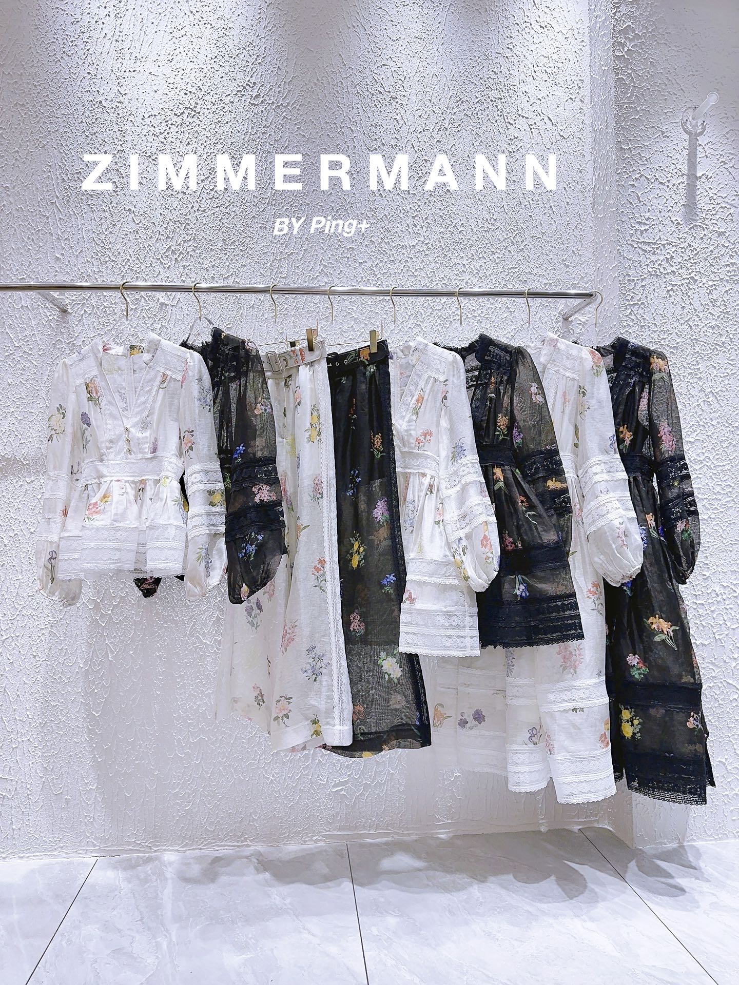 Zimmermann נוקף
 בגדים שמלות מכנסיים ומכנסיים טרוזר חולצות ובלוזים מתפשט לייס
