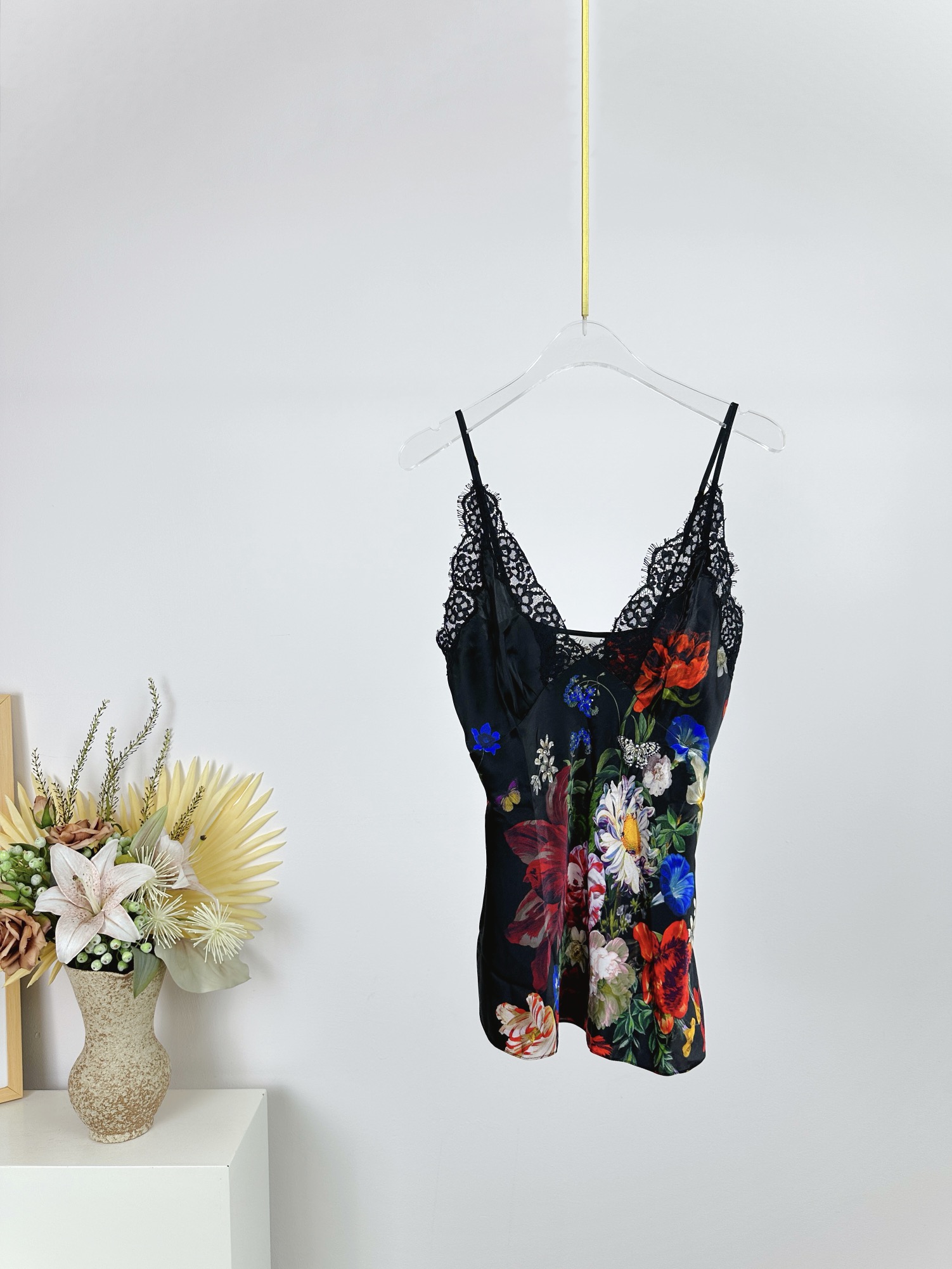 “Original Silk Camilla Dress: Sexy, Hand-Decorated with Crystal Details” - 图片 1