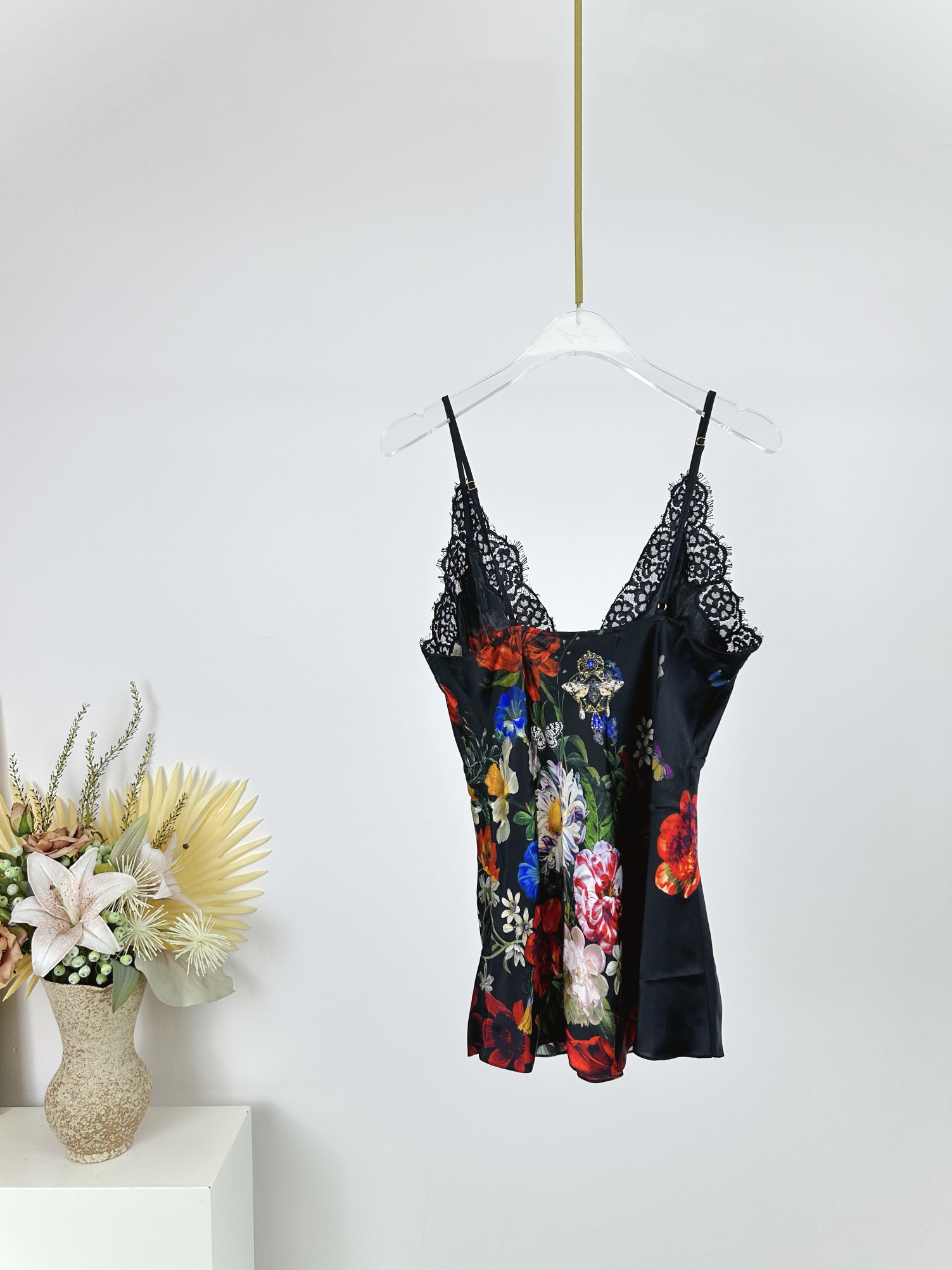 “Original Silk Camilla Dress: Sexy, Hand-Decorated with Crystal Details” - 图片 2