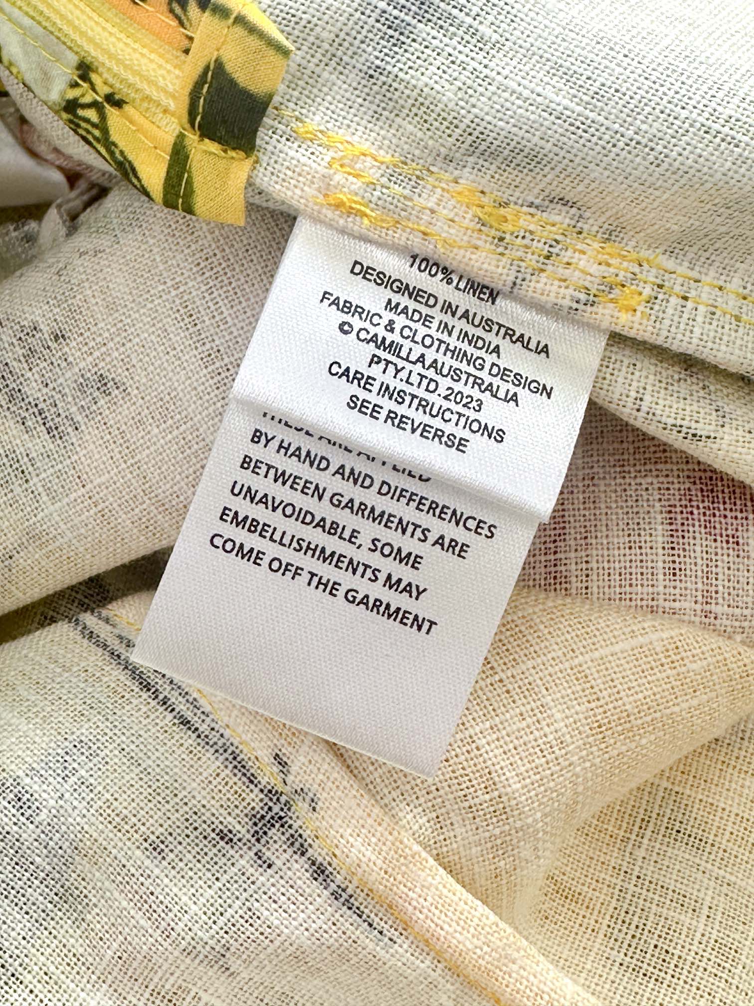 “Camilla: One-Size-Fits-All Female Outfit with Unique Design and Crystal Details” - 图片 3