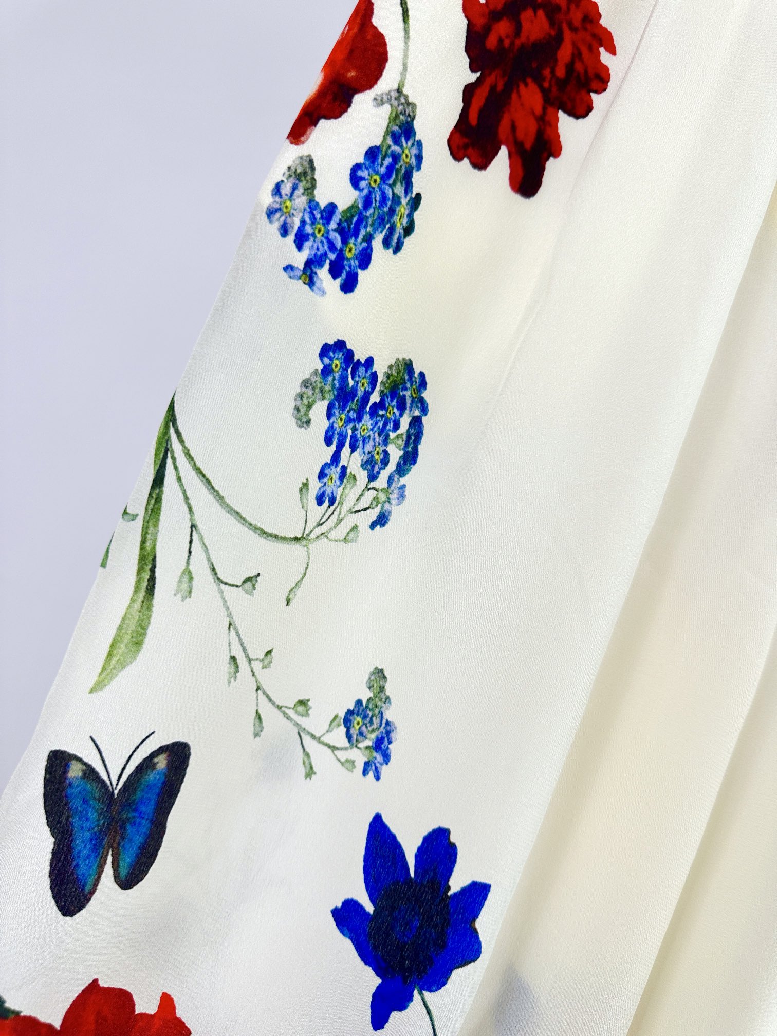“Camilla: Stylish Silk Jumpsuit with Crystal Details and Pockets” - 图片 4