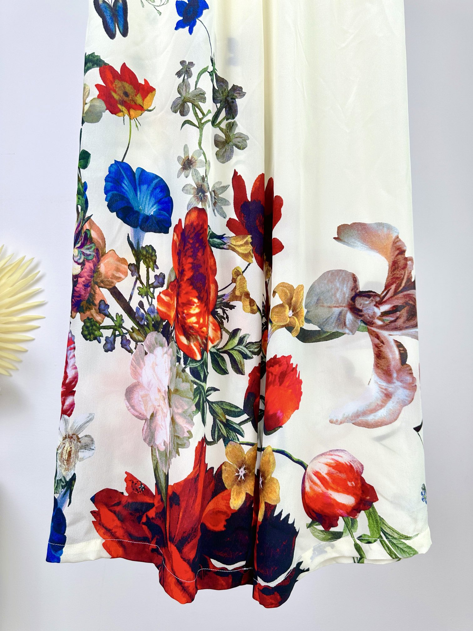 “Camilla: Stylish Silk Jumpsuit with Crystal Details and Pockets” - 图片 6