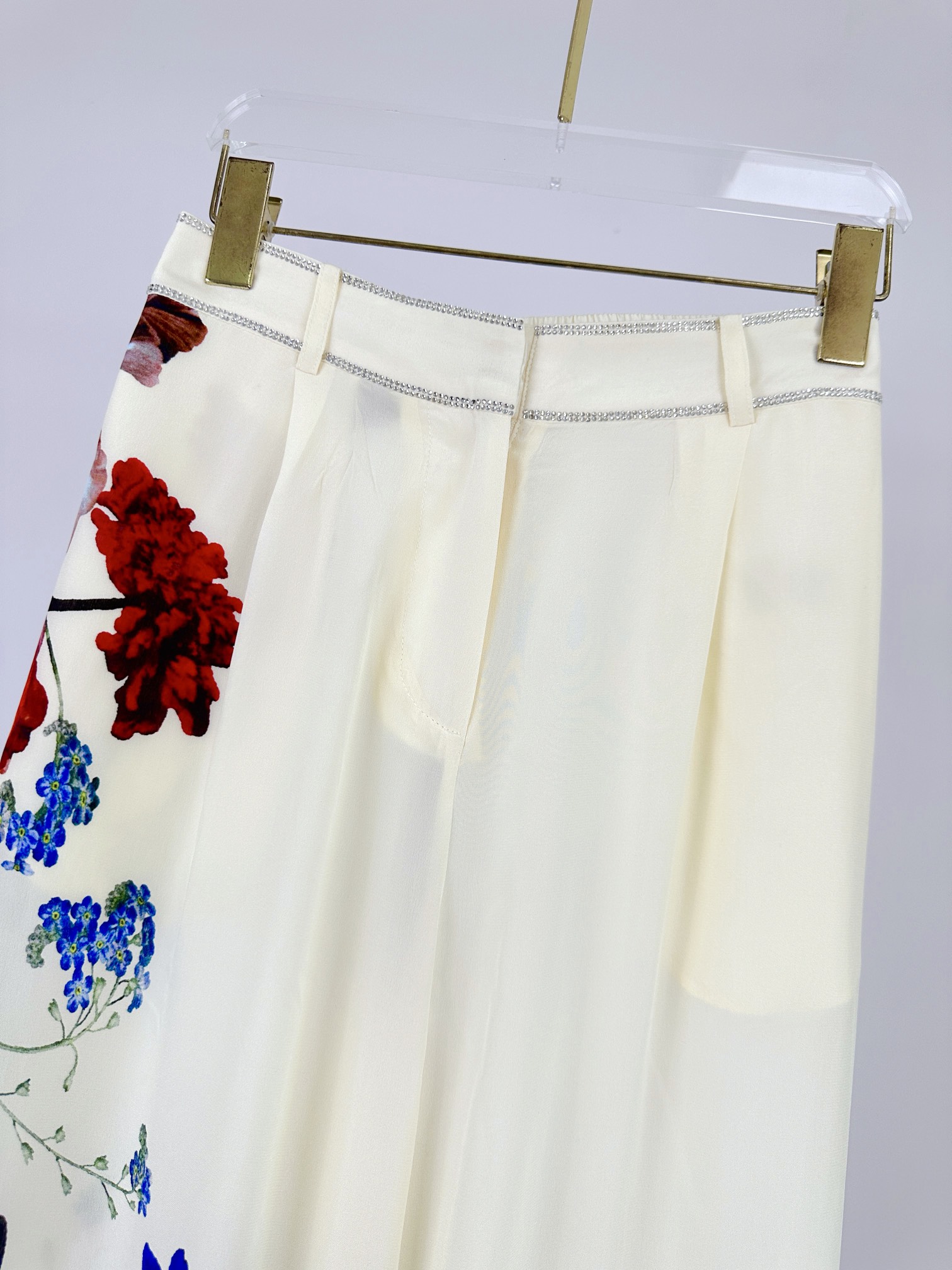 “Camilla: Stylish Silk Jumpsuit with Crystal Details and Pockets” - 图片 2