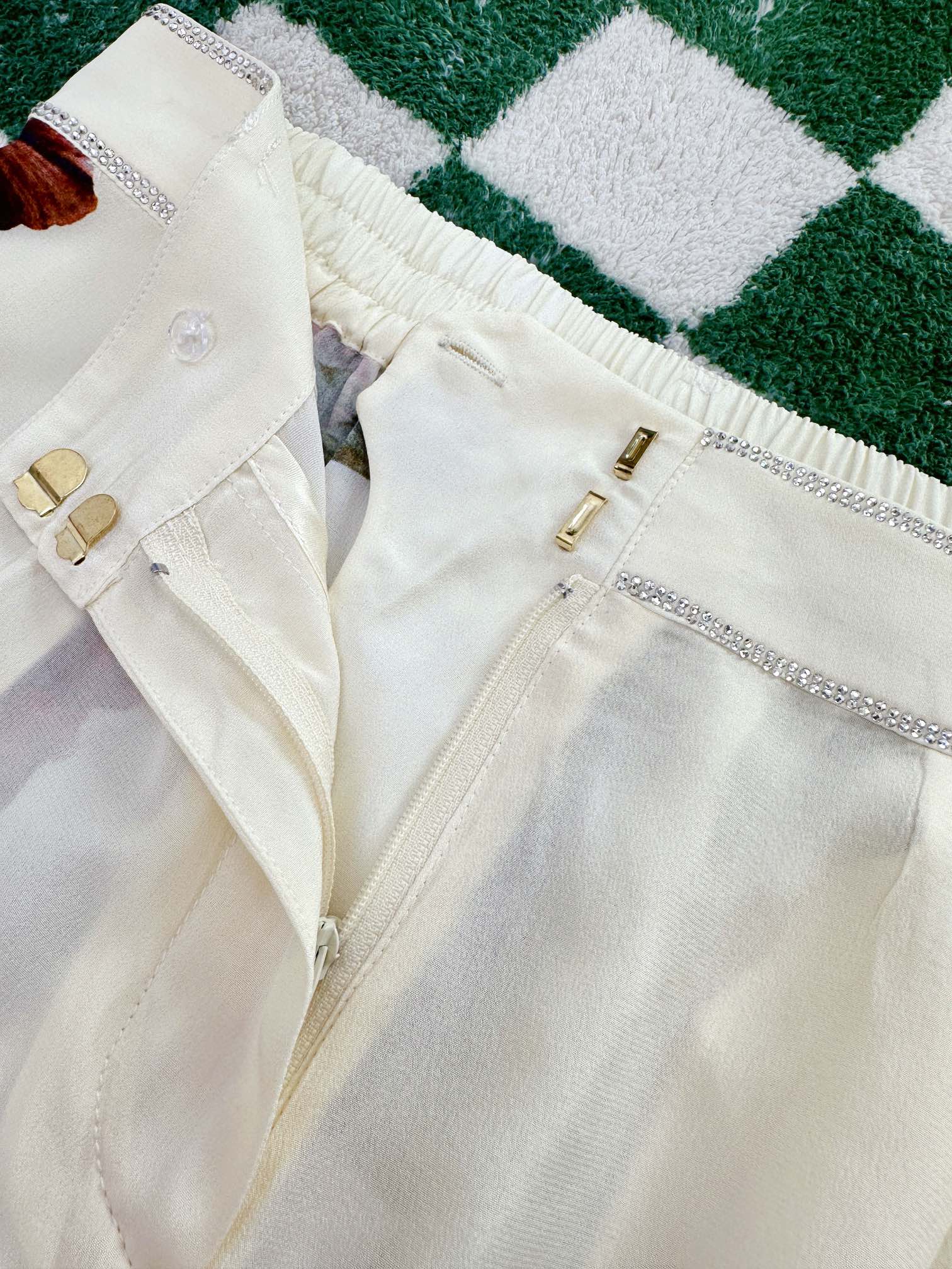 “Camilla: Stylish Silk Jumpsuit with Crystal Details and Pockets” - 图片 8