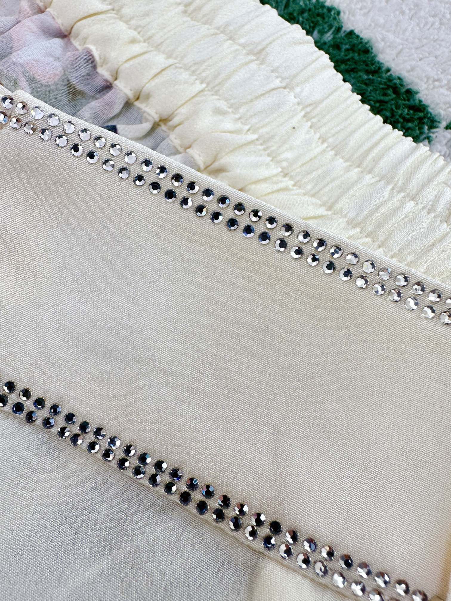 “Camilla: Stylish Silk Jumpsuit with Crystal Details and Pockets” - 图片 9