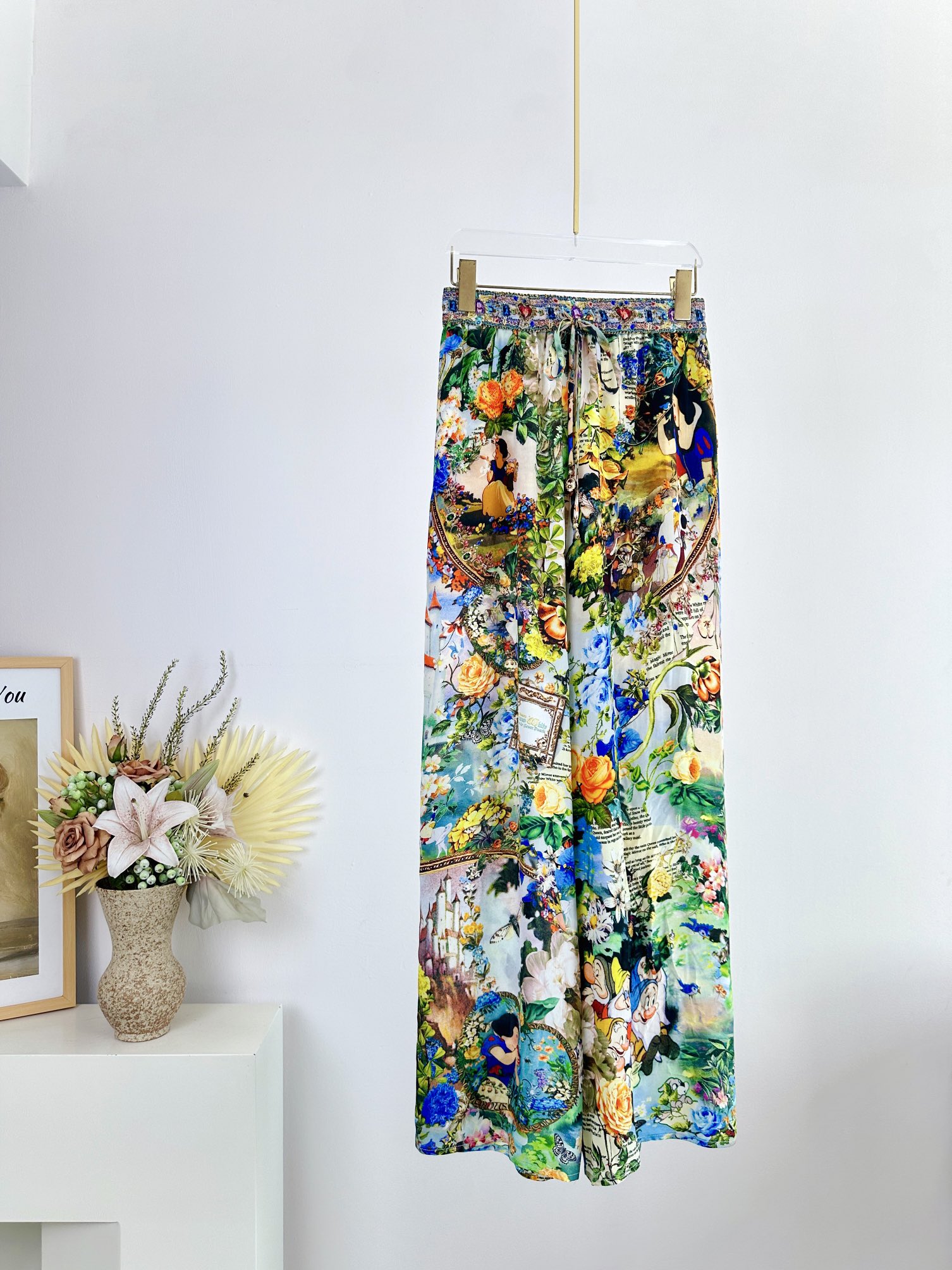 Title: “P984 Camilla Silk Jumpsuit with Crystal Details for Spring and Summer” Summary: P984 Camilla jumpsuit in 100% silk, featuring a unique snow white pattern,