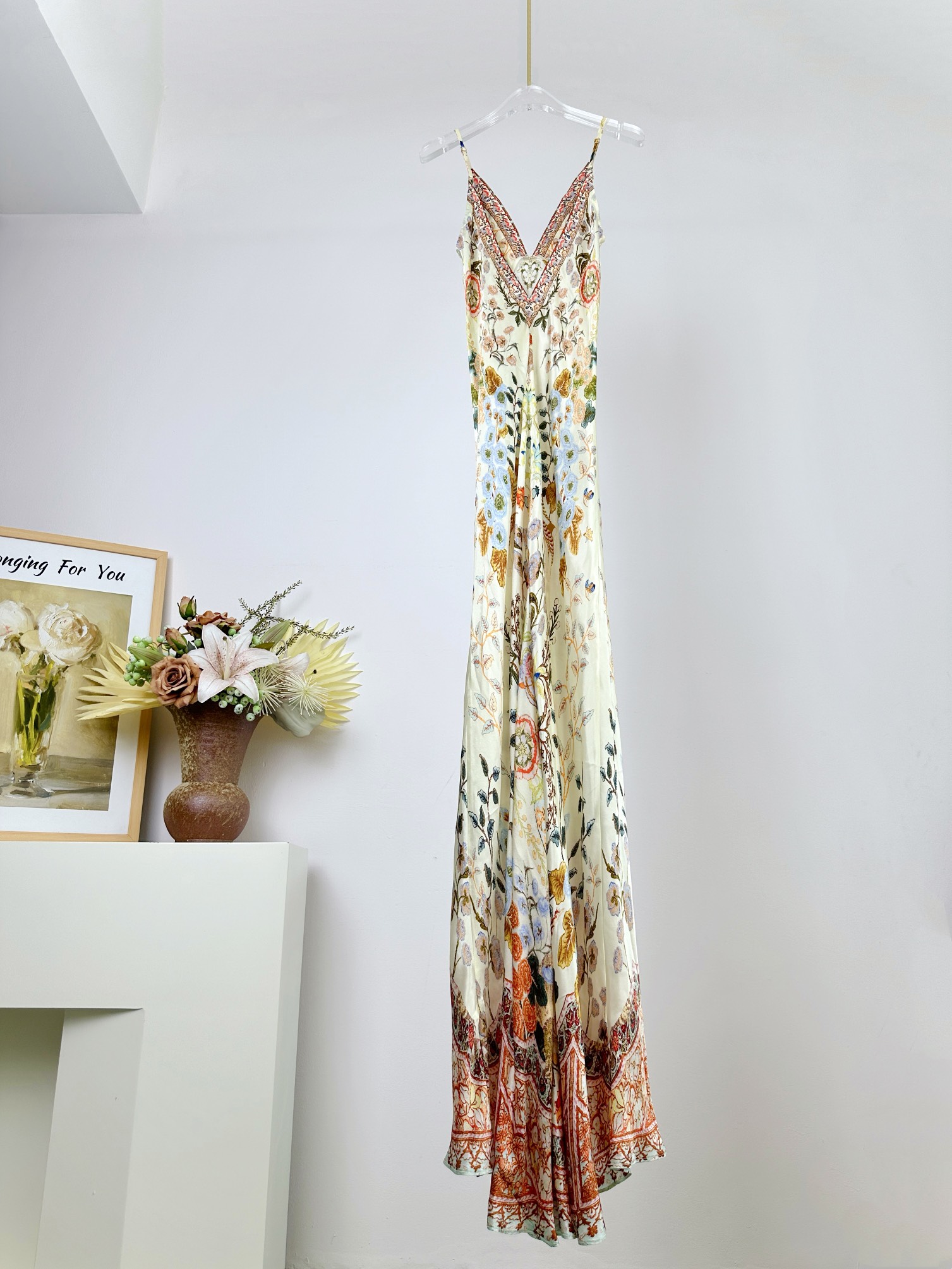 “Camilla: 100% Silk Dress with Unique Pattern and Crystal Hot Tips” - 图片 2