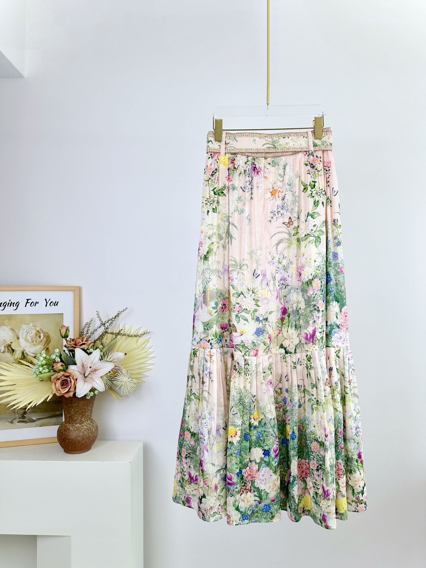 “Camilla: Stylish Silk Suit with Unique Design and Crystal Details” - 图片 2