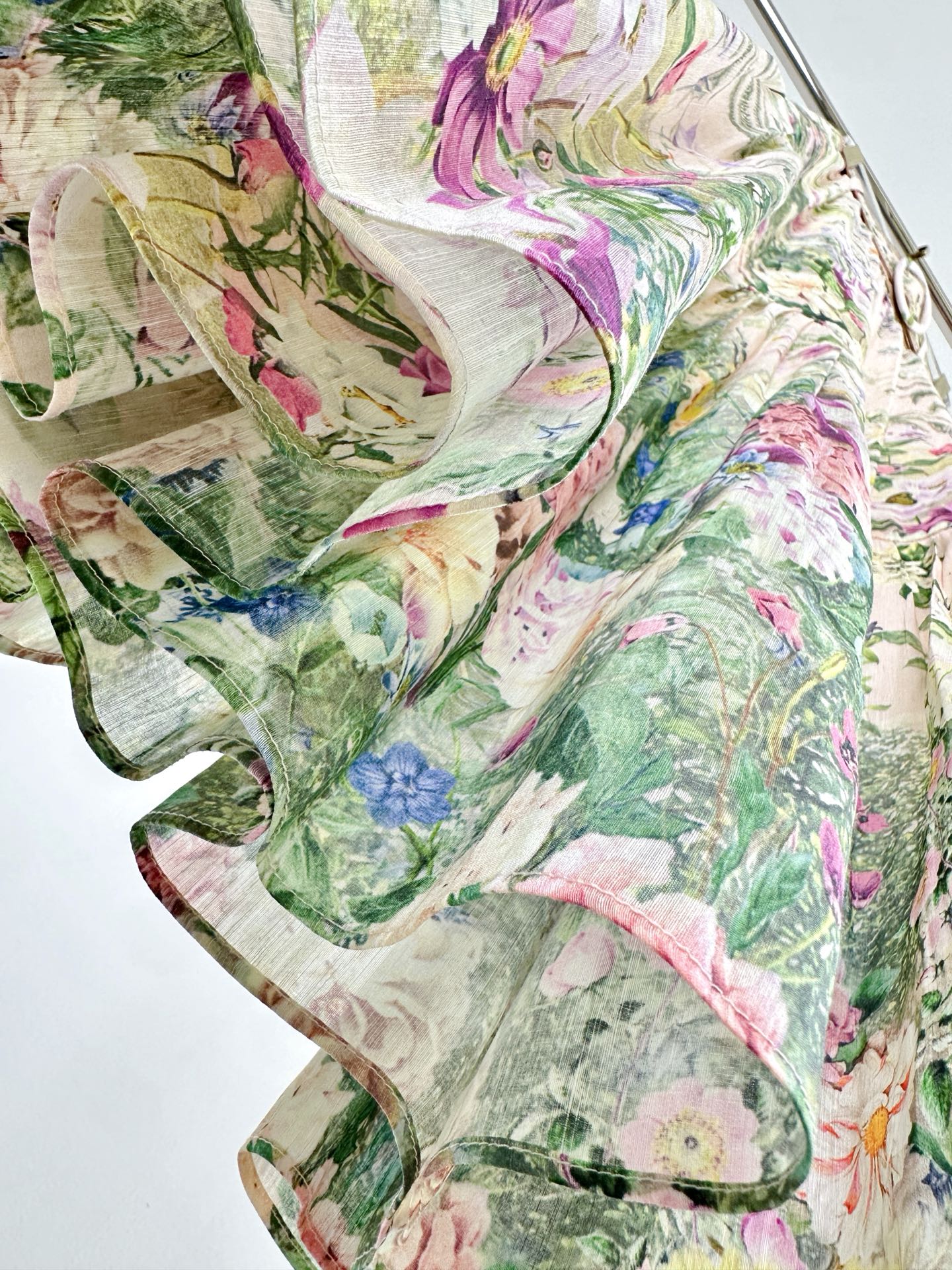 “Camilla: Stylish Silk Suit with Unique Design and Crystal Details” - 图片 4