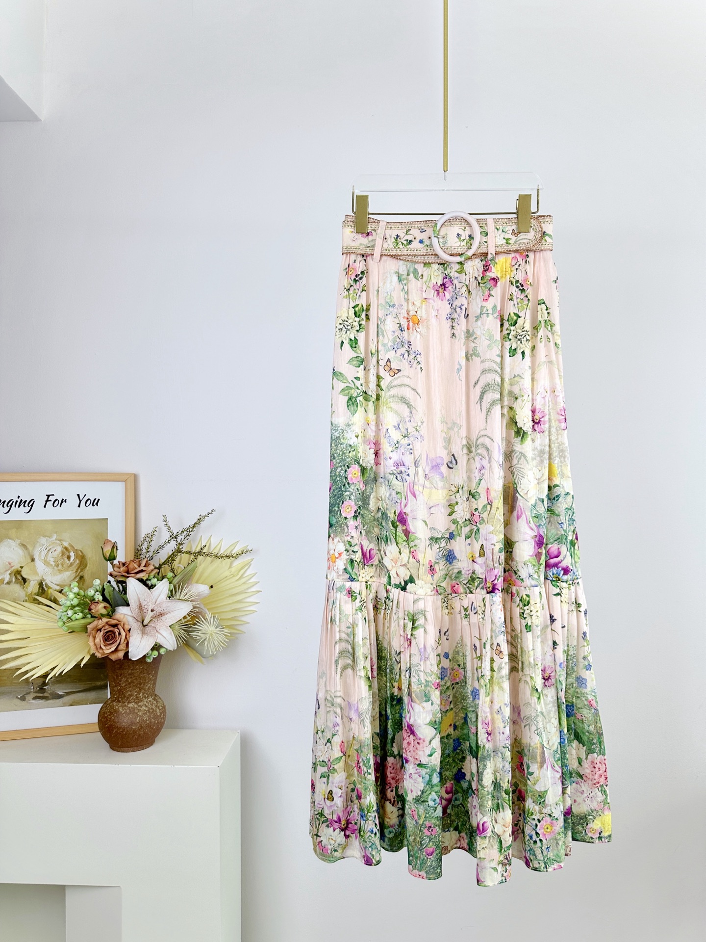 “Camilla: Stylish Silk Suit with Unique Design and Crystal Details” - 图片 1