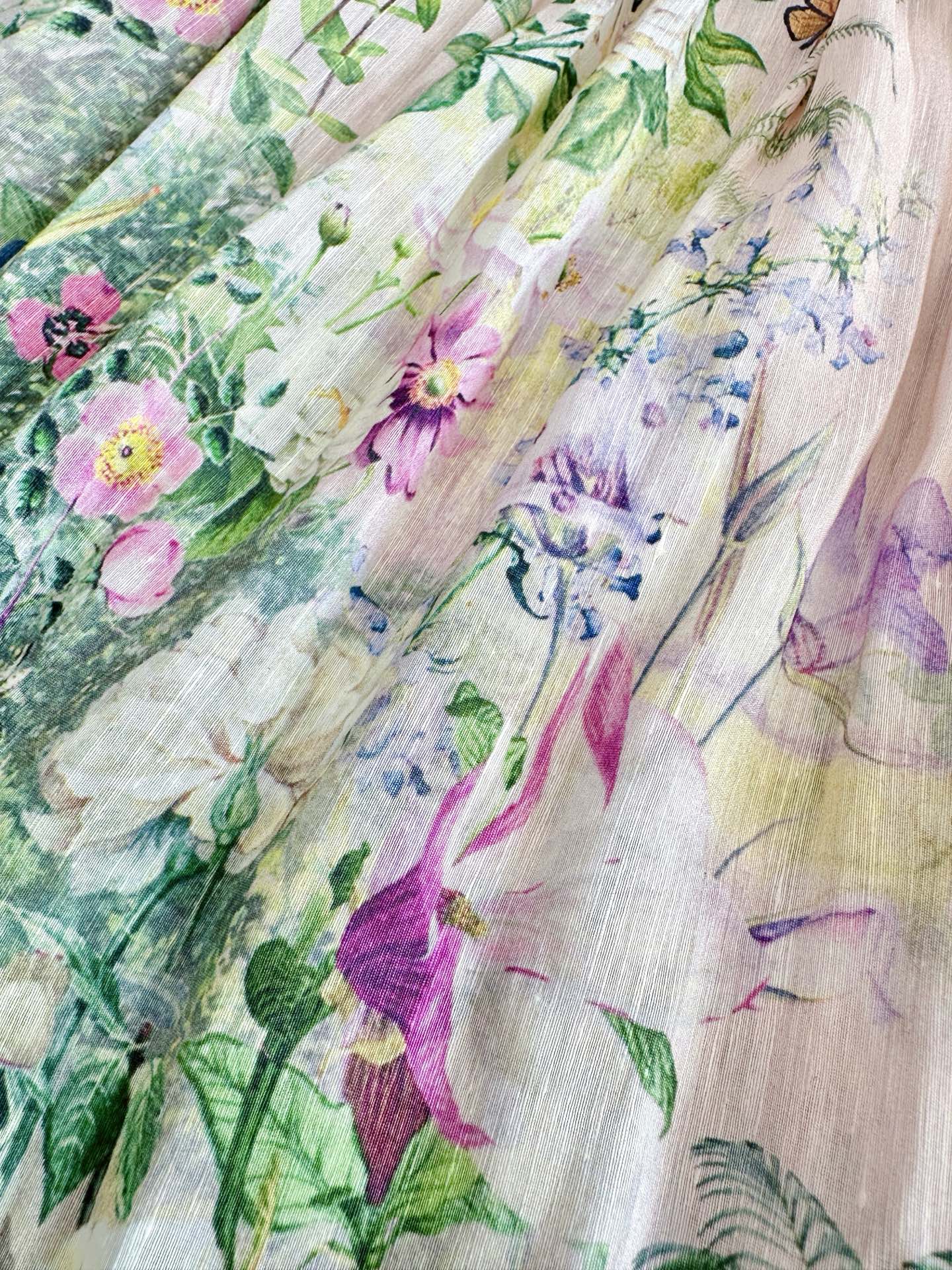 “Camilla: Stylish Silk Suit with Unique Design and Crystal Details” - 图片 5