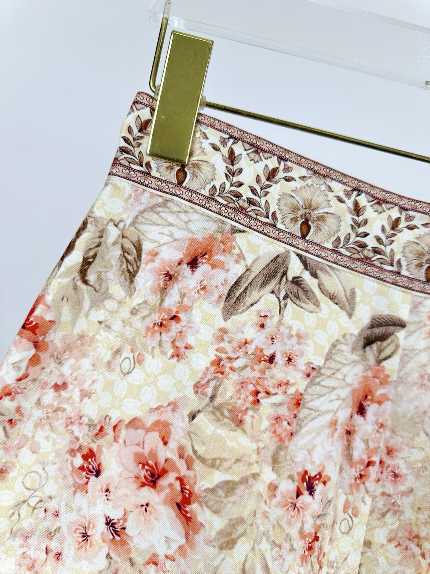 “Fashionable One-Size-Fits-All Outfit: Zimmermann’s Illuminate Costume Series” - 图片 3