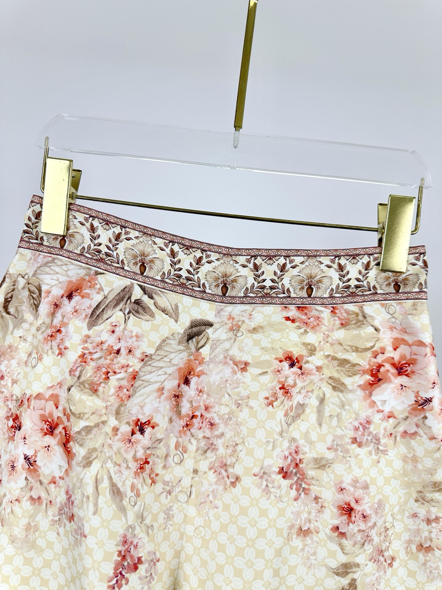 “Fashionable One-Size-Fits-All Outfit: Zimmermann’s Illuminate Costume Series” - 图片 2