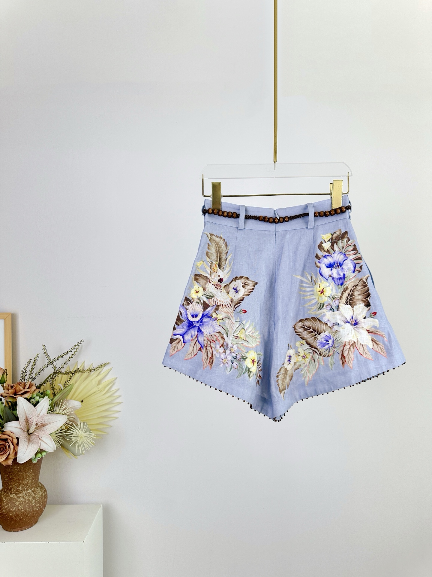 Innovative Female Suit with Functional Features and Stylish Details. - 图片 2