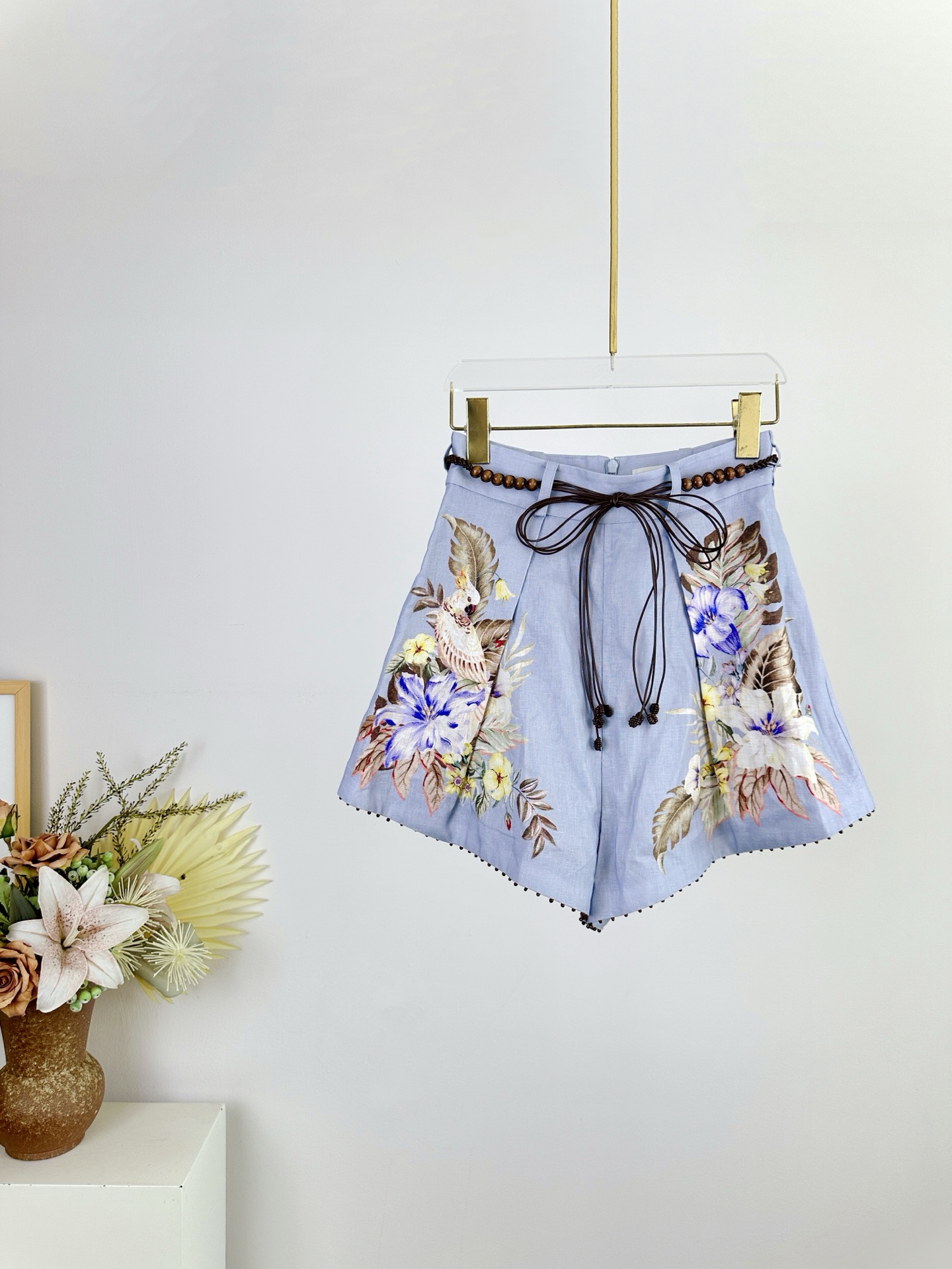 Innovative Female Suit with Functional Features and Stylish Details. - 图片 1