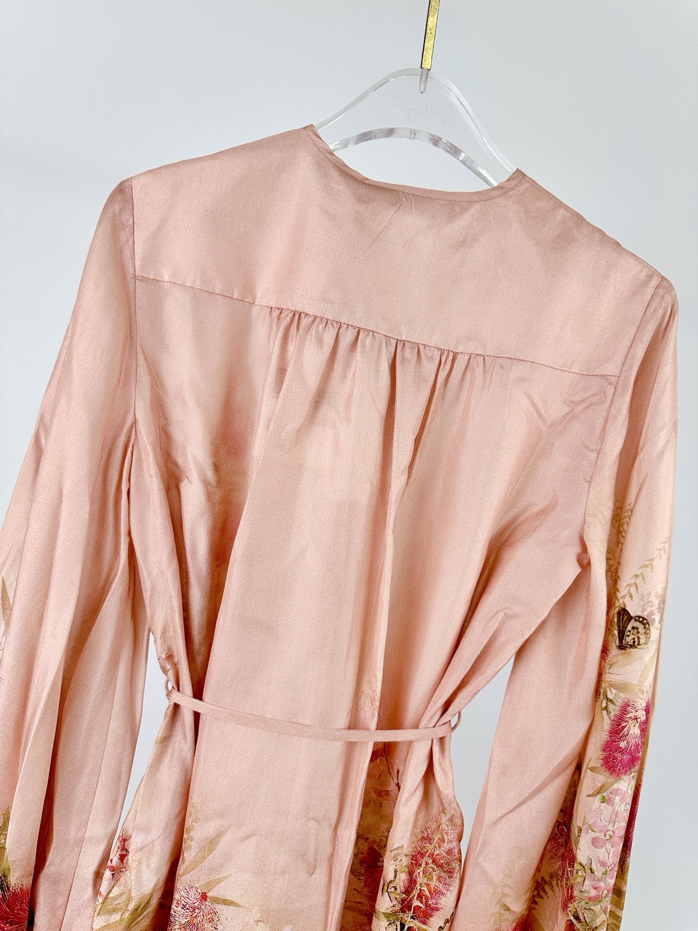 “Cascadian Summer Bathing Suit Series by Zimmermann: Real-Swirling Fabric, Loose Sleeves, Belts, Eyebrow Detail.” - 图片 3