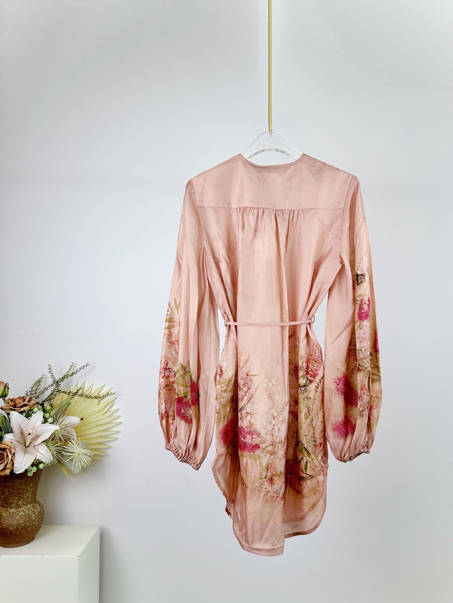 “Cascadian Summer Bathing Suit Series by Zimmermann: Real-Swirling Fabric, Loose Sleeves, Belts, Eyebrow Detail.” - 图片 2