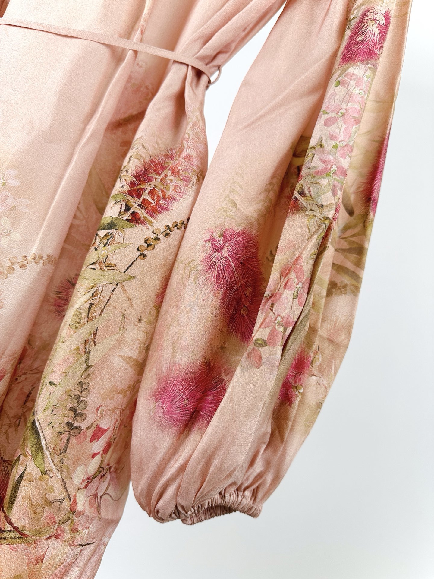 “Cascadian Summer Bathing Suit Series by Zimmermann: Real-Swirling Fabric, Loose Sleeves, Belts, Eyebrow Detail.” - 图片 4